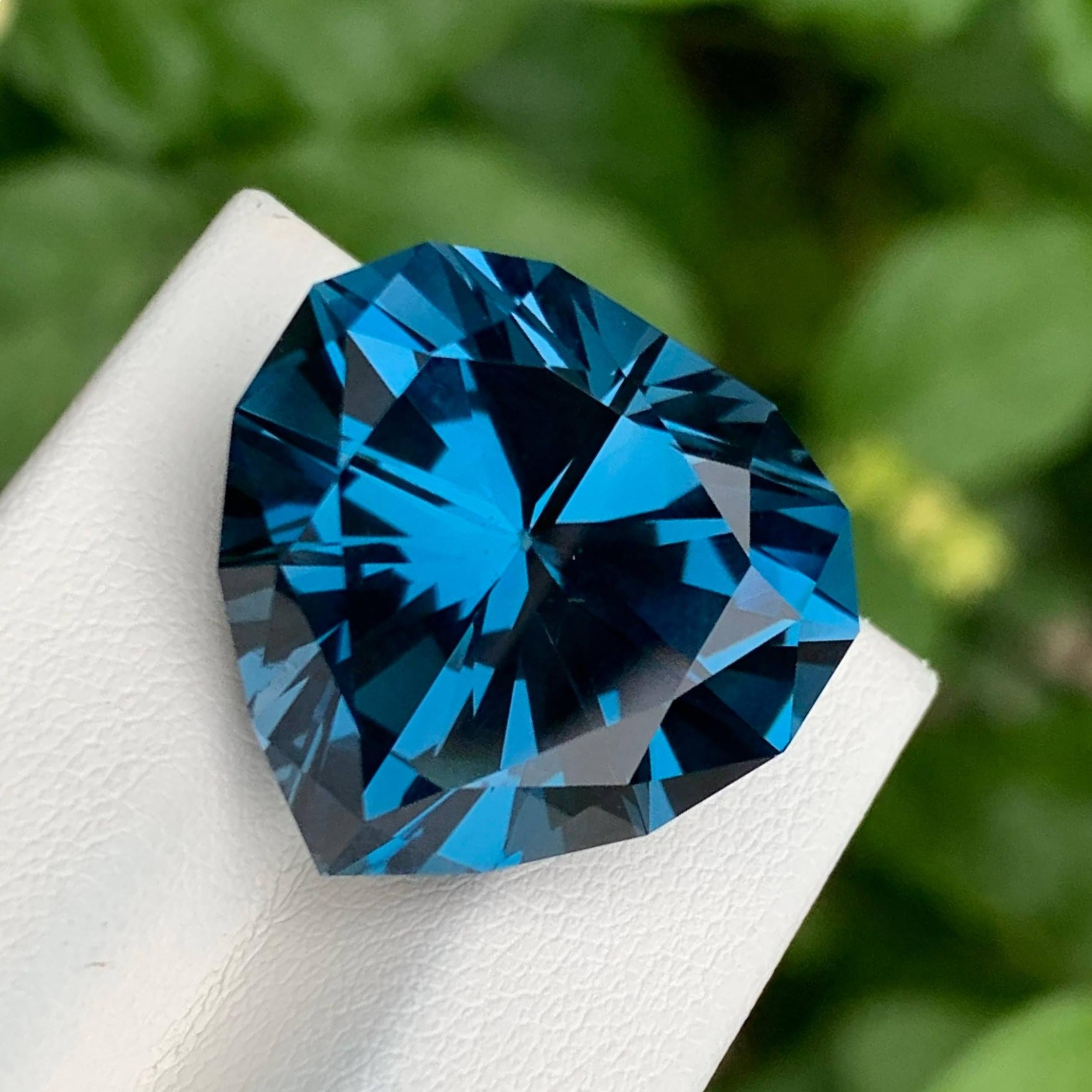 Pierre topaze de Londres bleue taille cœur de 38,95 carats, pierre précieuse naturelle de Madagascar en vente 1