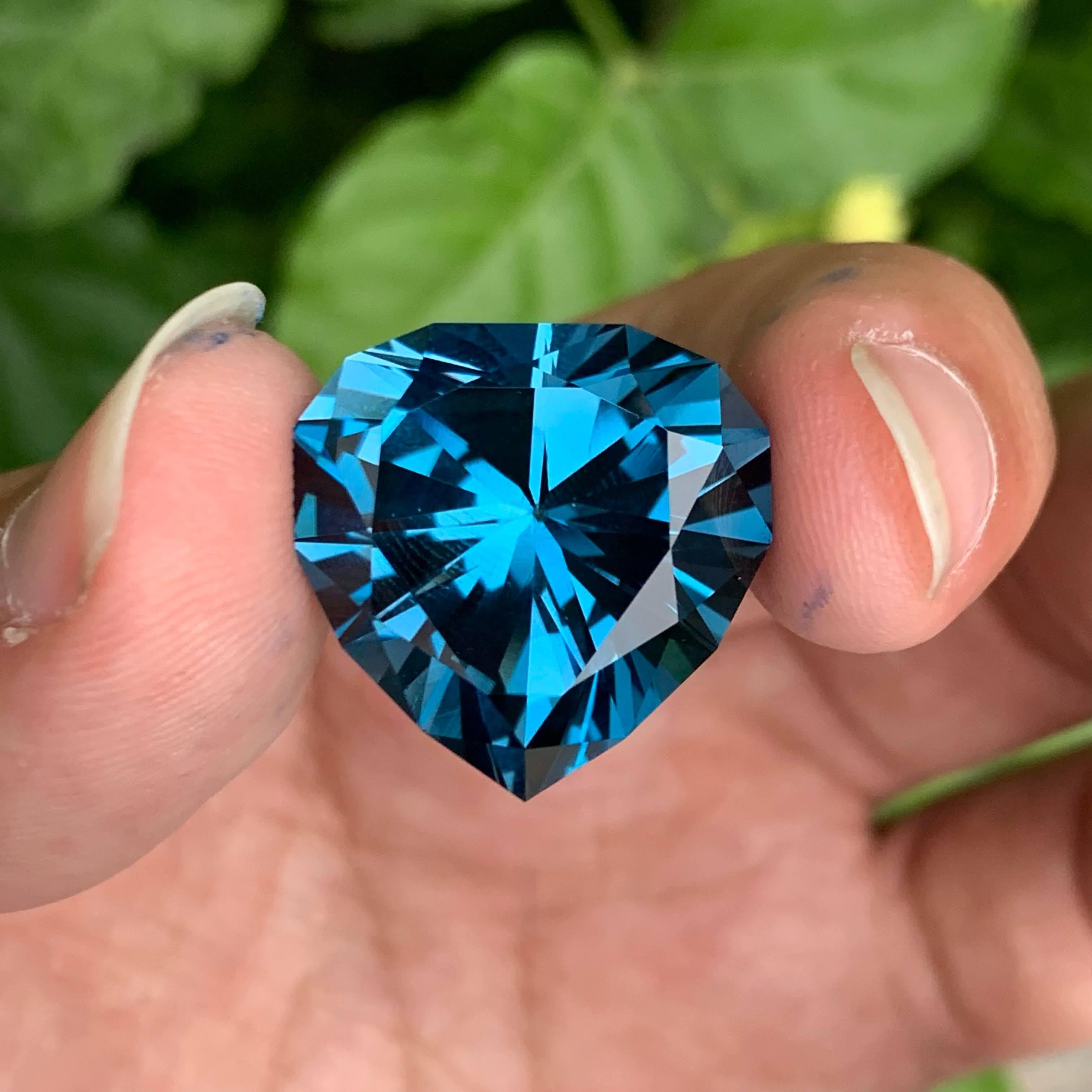 Pierre topaze de Londres bleue taille cœur de 38,95 carats, pierre précieuse naturelle de Madagascar en vente 2