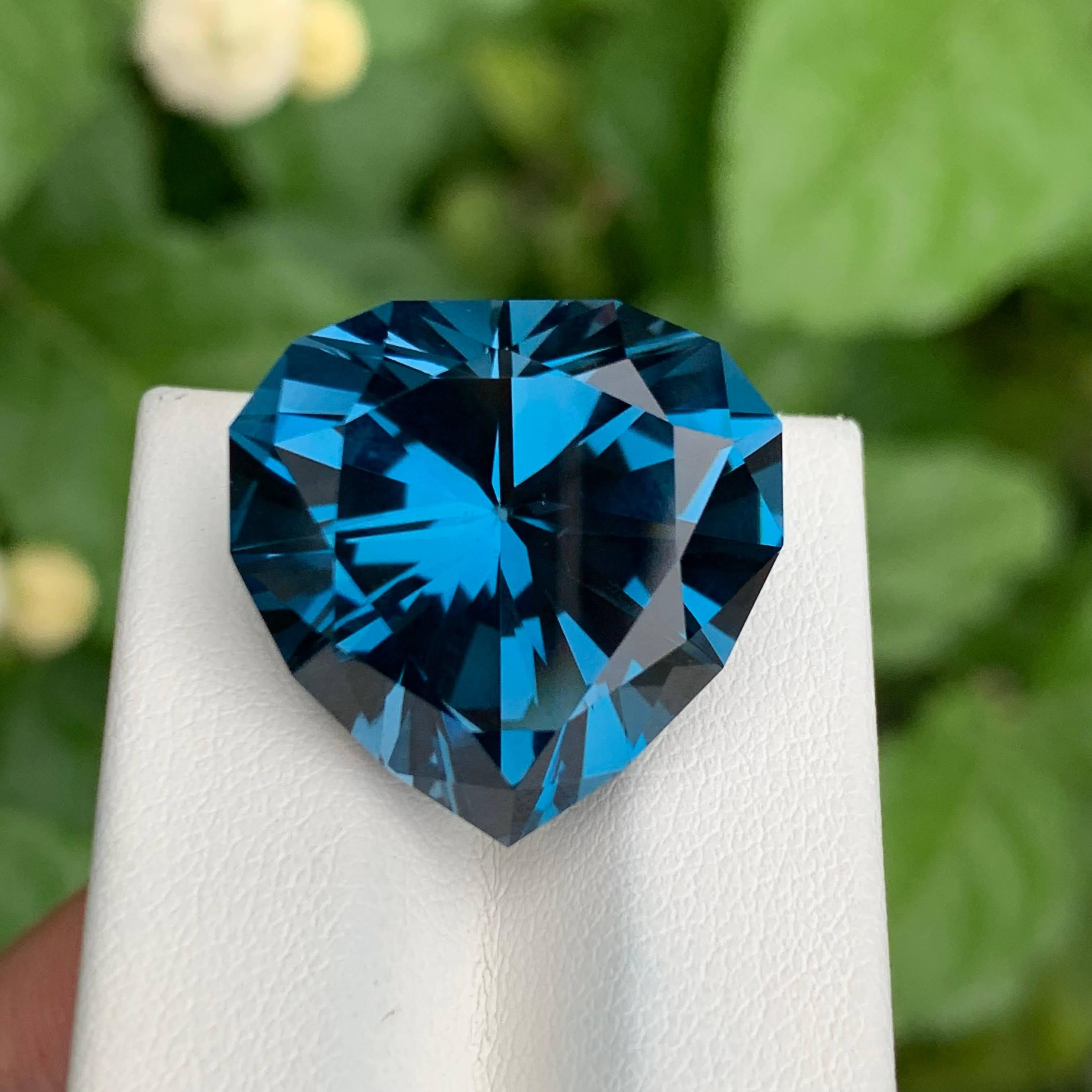 Pierre topaze de Londres bleue taille cœur de 38,95 carats, pierre précieuse naturelle de Madagascar en vente 3