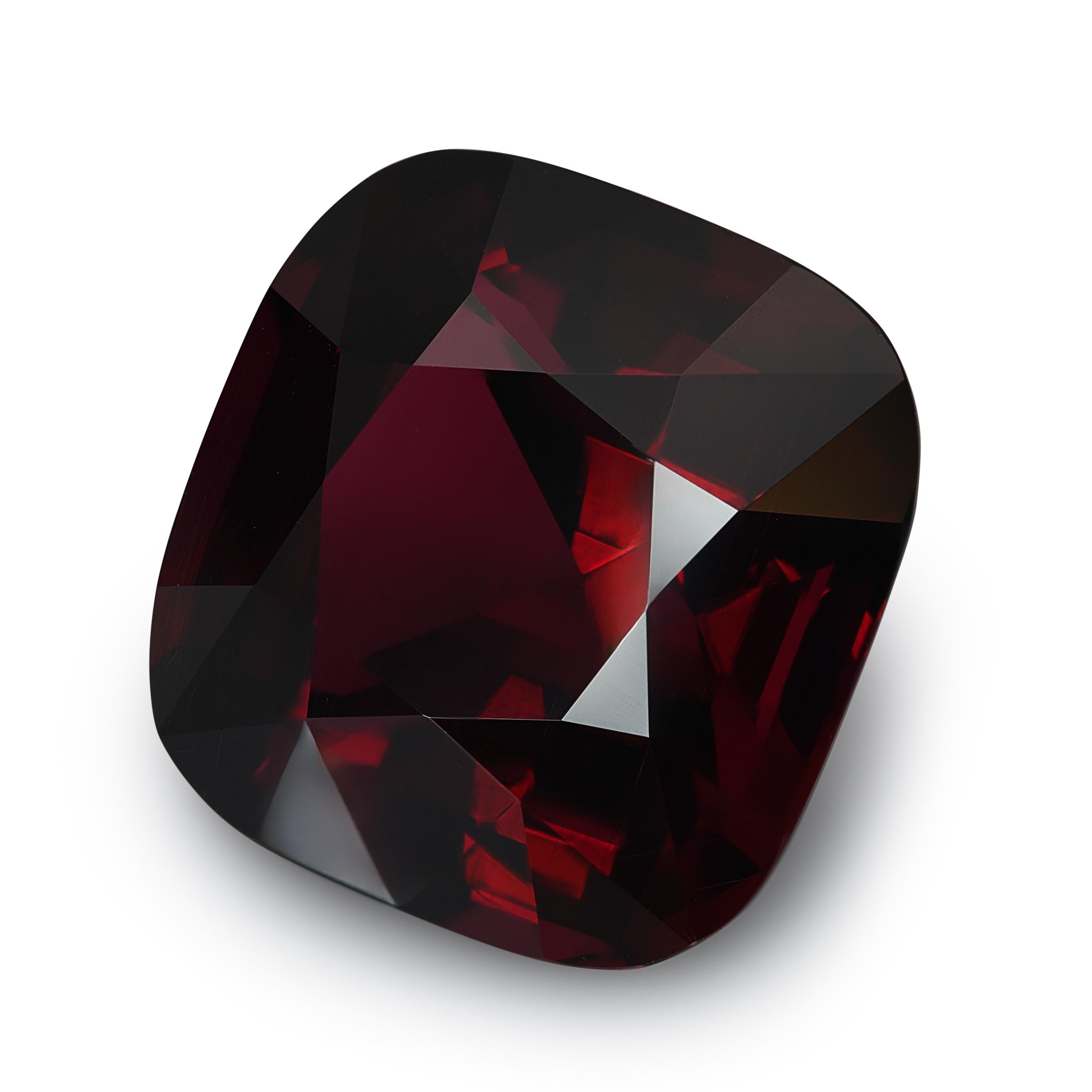 Cet impressionnant grenat naturel non chauffé pèse 38,96 carats et présente une teinte rouge foncé saisissante. La coupe coussin, dont les dimensions sont de 19,48 x 12,80 x 19,48 mm, rehausse son attrait visuel grâce à ses coins arrondis et à sa