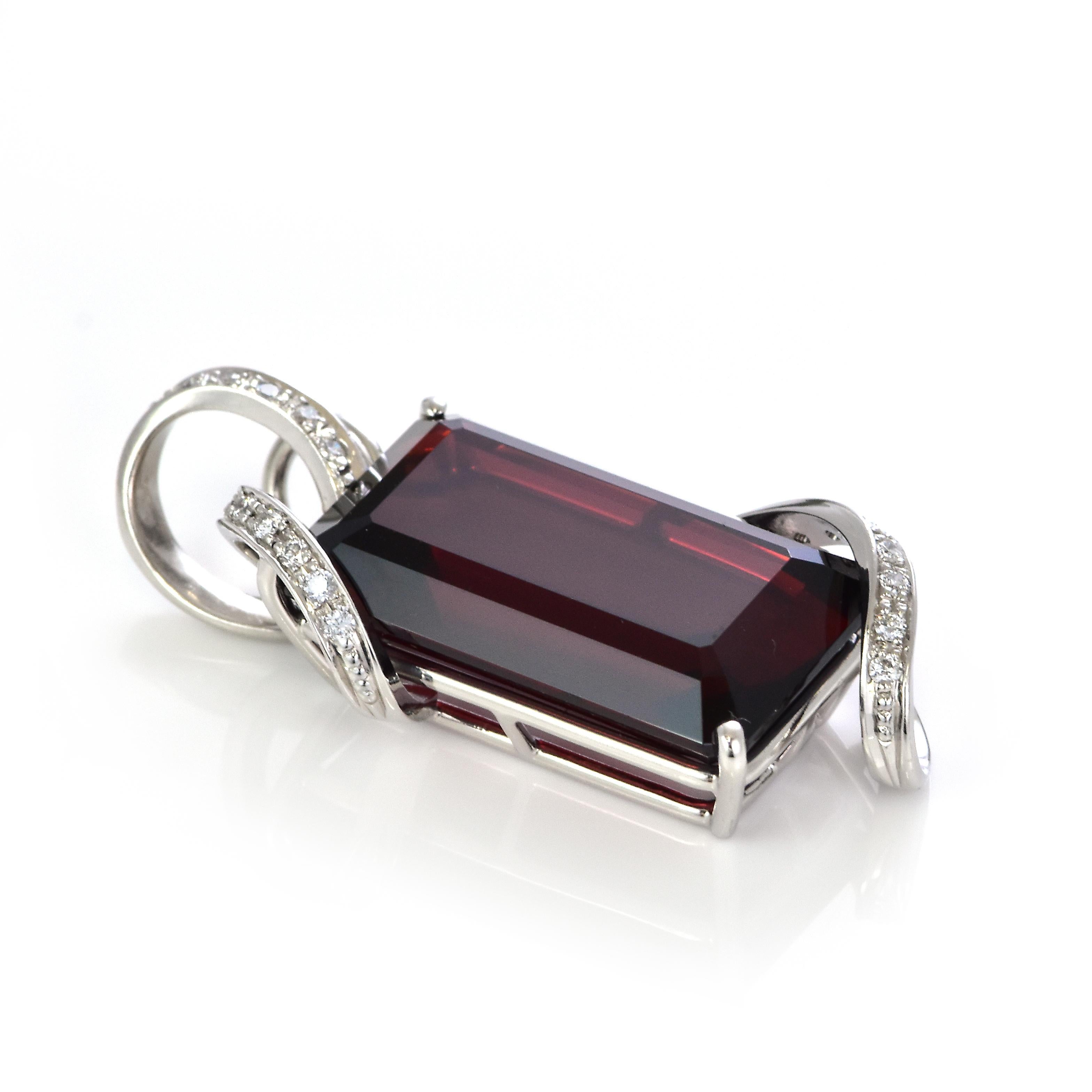 Moderno 38,98 carati di granato rodolite e ciondolo con diamante, realizzato in oro bianco 18 carati in vendita