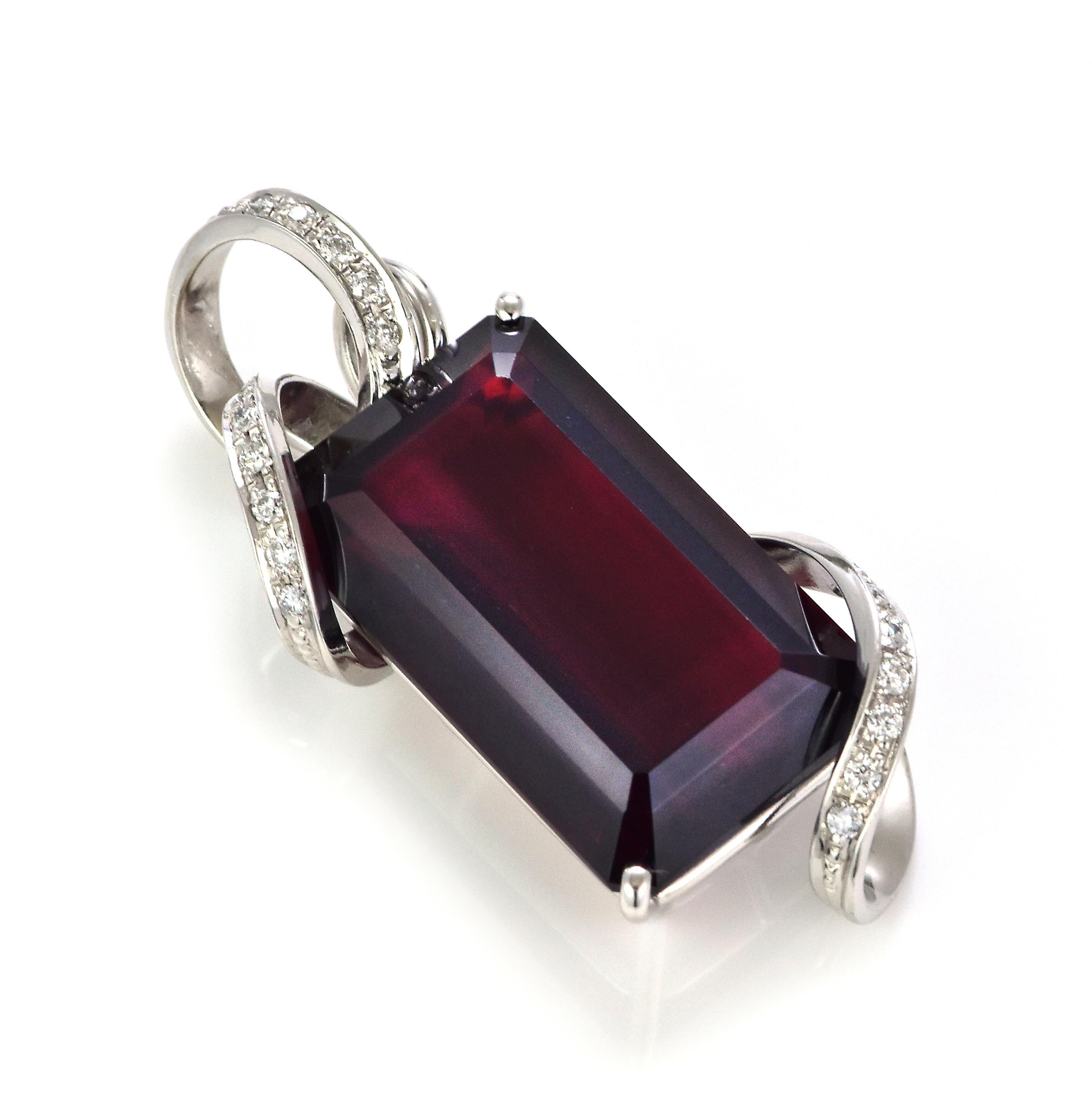 38,98 carati di granato rodolite e ciondolo con diamante, realizzato in oro bianco 18 carati in vendita 1