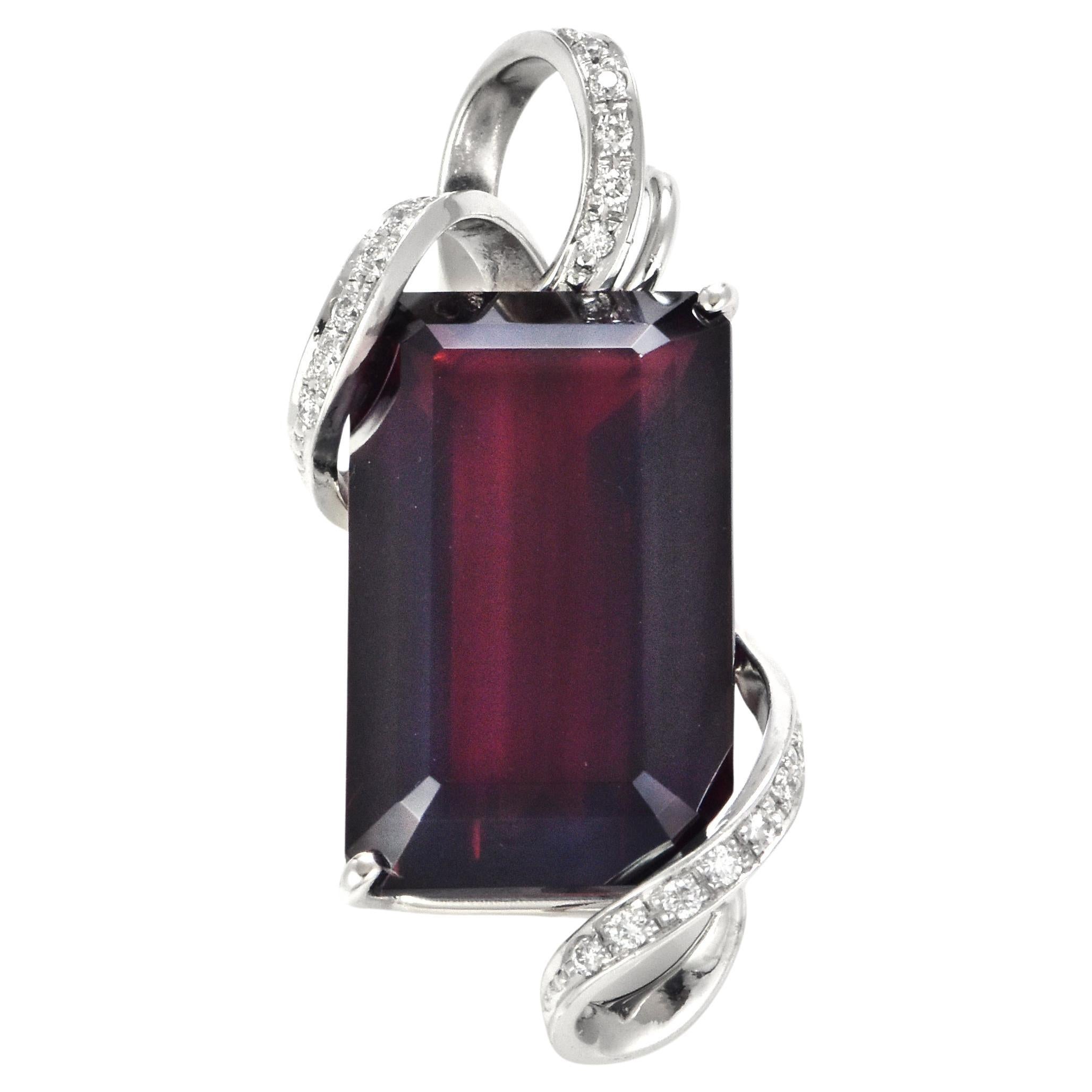 38,98 Karat Rhodolith Granat und Diamant-Anhänger aus 18 Karat Weißgold