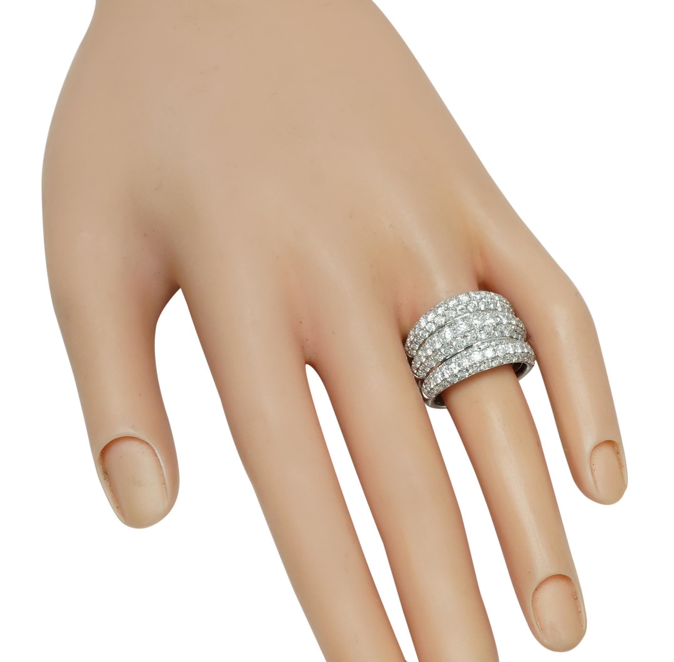 Voici une magnifique bague en or blanc 18 carats. La bague est sertie de diamants ronds étincelants pesant environ 3.89ct. La couleur des diamants est F et la pureté VS. L'anneau a une largeur décroissante de 9 mm à 15 mm. La bague est estampillée