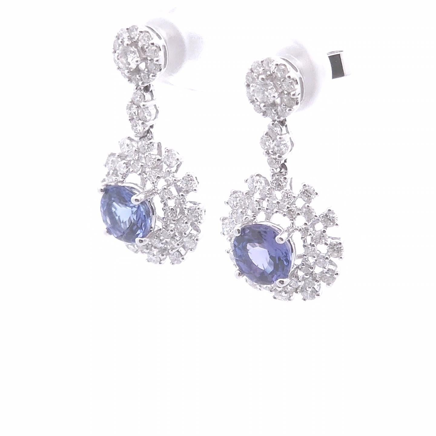 Qualità, al giusto prezzo.

Questi orecchini di design con chiusura a leva hanno un peso totale di 3,89 carati. Questi orecchini hanno una gemma tonda di tanzanite blu da 2,23 carati e intorno ad essa ci sono 1,66 carati di 3 diamanti aureolati in