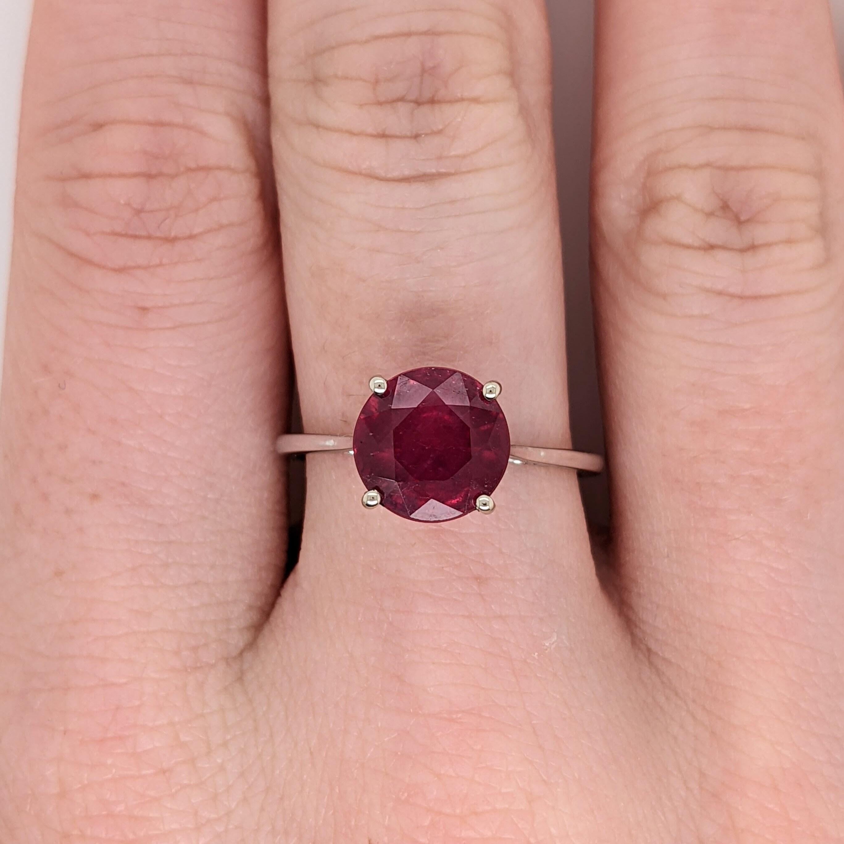 Questo bellissimo anello presenta una gemma di rubino tondo da 3,8 carati incastonata in oro massiccio 14K. Questo anello solitario può essere un regalo adorabile per i tuoi cari!

**Offriamo il ridimensionamento gratuito, inviaci un messaggio con