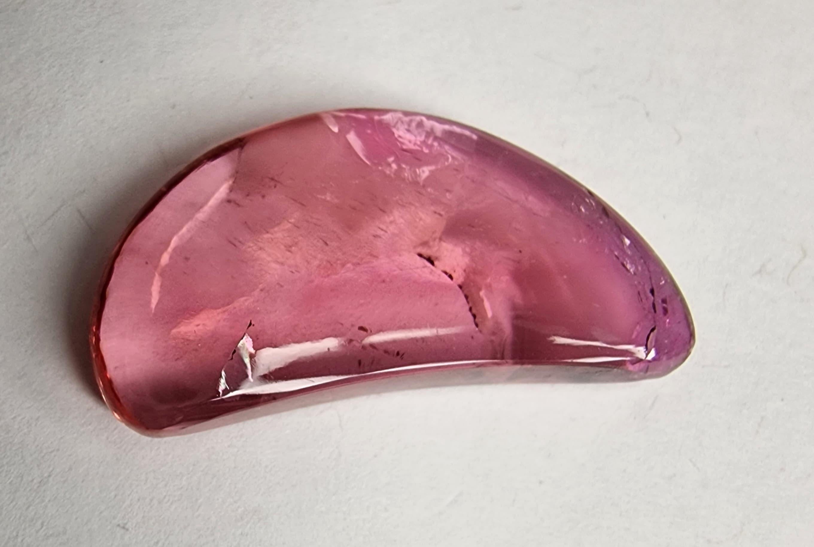 Abbraccia la bellezza unica di questa tormalina rubellite rosa naturale da 3,8 carati, tagliata su misura in una caratteristica forma cabochon a mezzaluna. Questa gemma presenta una vibrante tonalità rosa, perfetta per creare gioielli su misura che
