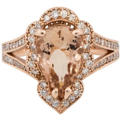 Morganite en forme de poire de 3,8 carats et halo de diamants festonnés en or 14 carats