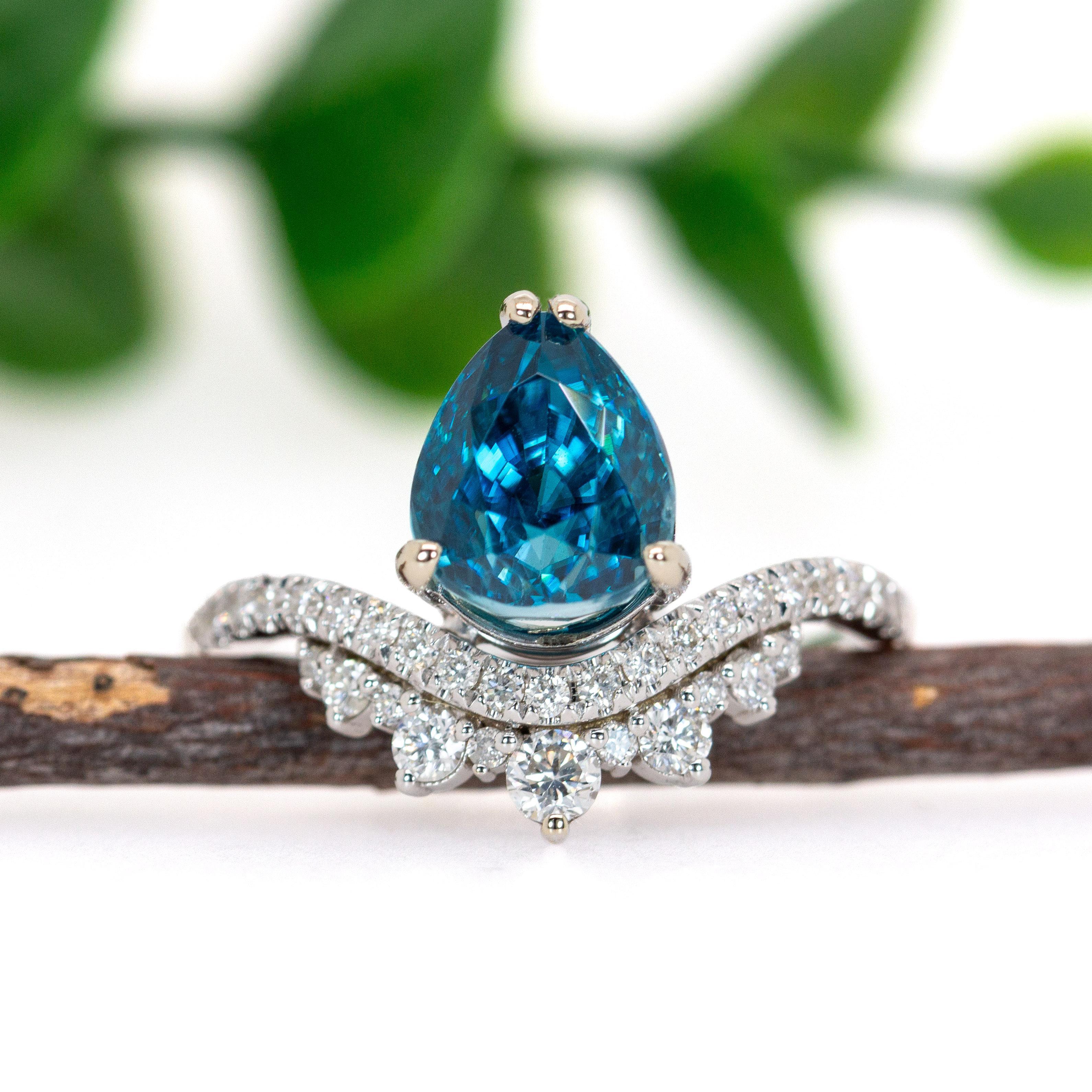 Art déco Bague en or massif 14 carats avec zircon bleu de 3,8 carats et diamants extraits de la terre  PE 9x7mm en vente
