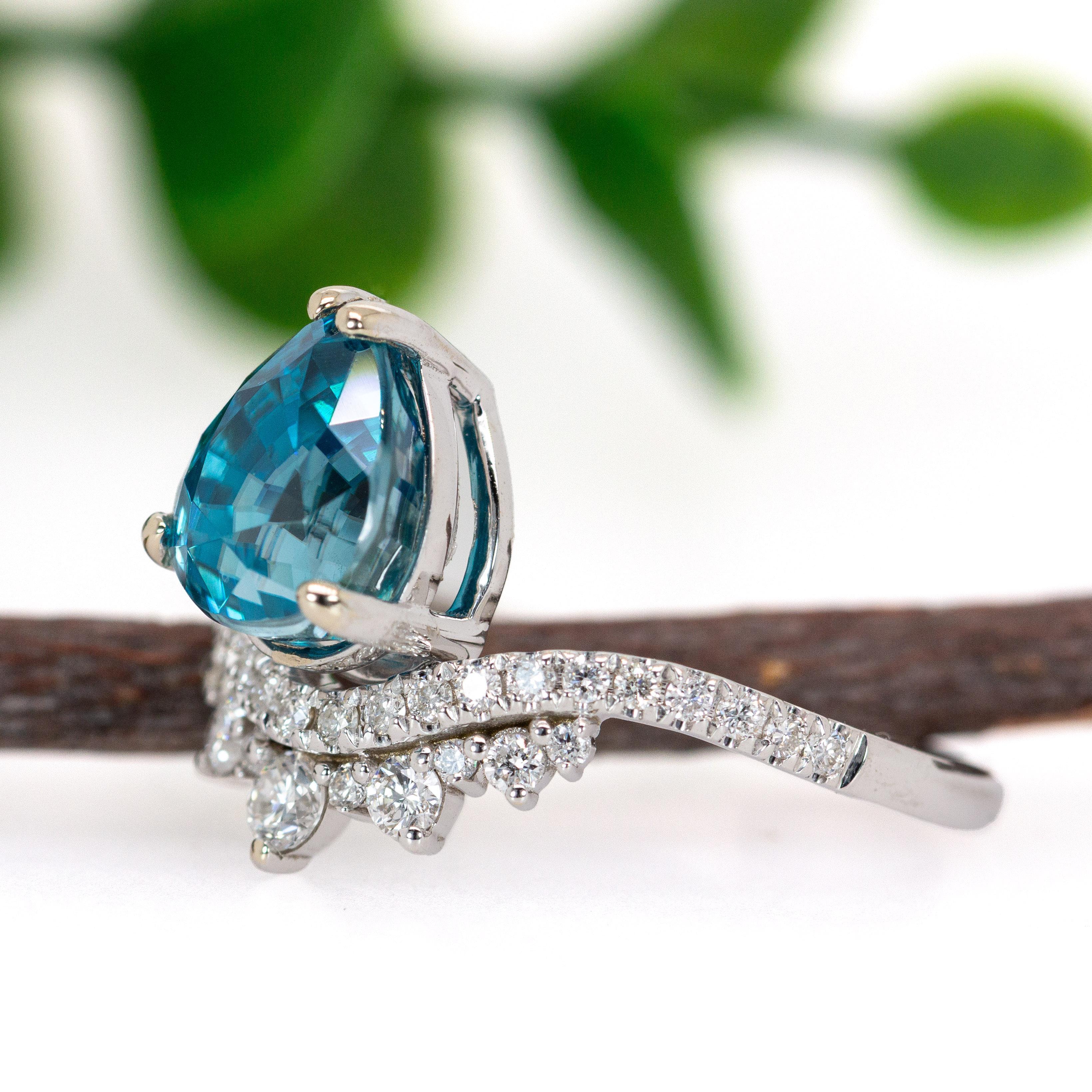 Taille poire Bague en or massif 14 carats avec zircon bleu de 3,8 carats et diamants extraits de la terre  PE 9x7mm en vente