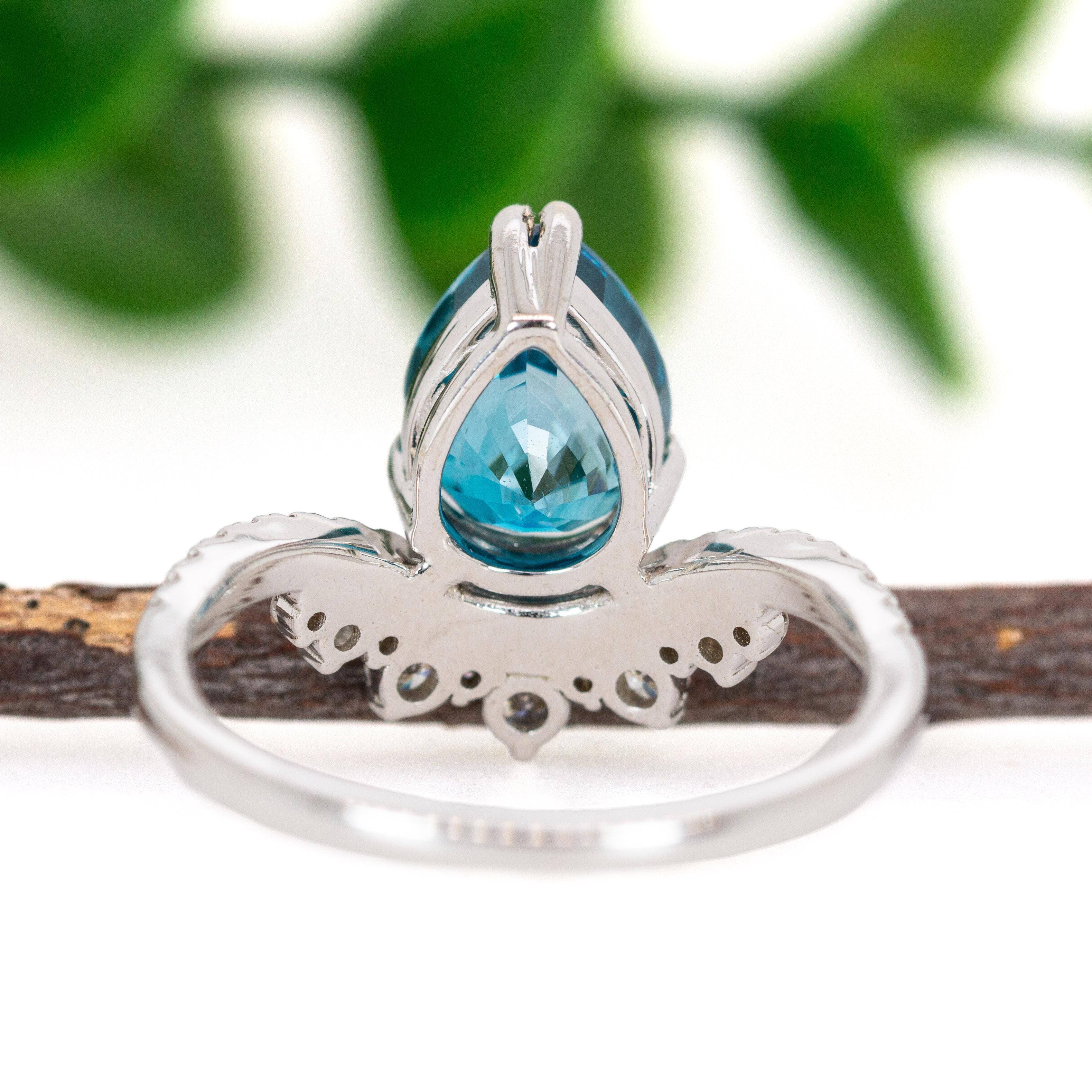 Bague en or massif 14 carats avec zircon bleu de 3,8 carats et diamants extraits de la terre  PE 9x7mm en vente 1