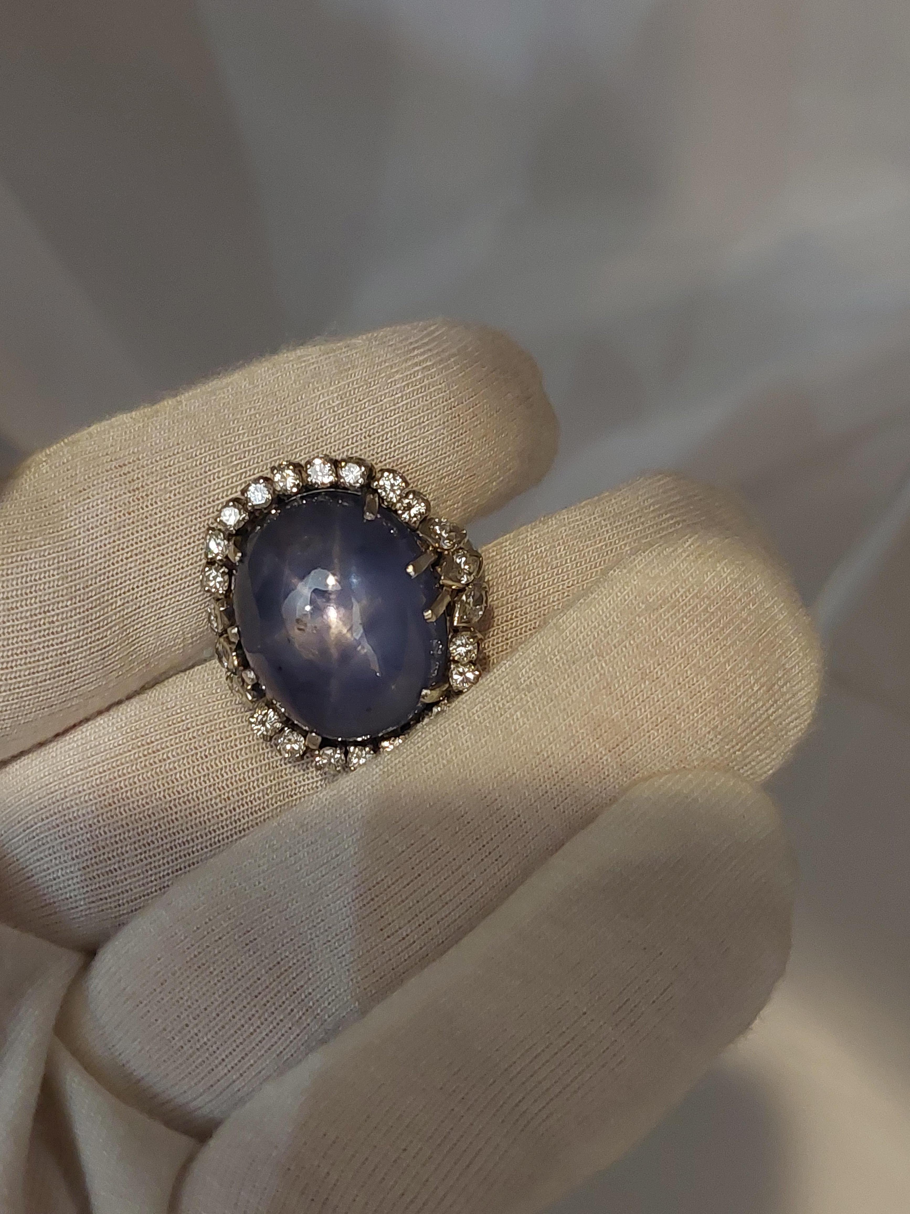 Anello in platino con zaffiro blu di Ceylon e diamante.
Uno zaffiro blu a stella di forma ovale con dimensioni di 20,40  x 16.10 x 12.30 mm., 
pesatura  circa 38,86 Carati.
Rapporto dei Laboratori Gemmologici Americani n. 1139135
Origine: Ceylon
