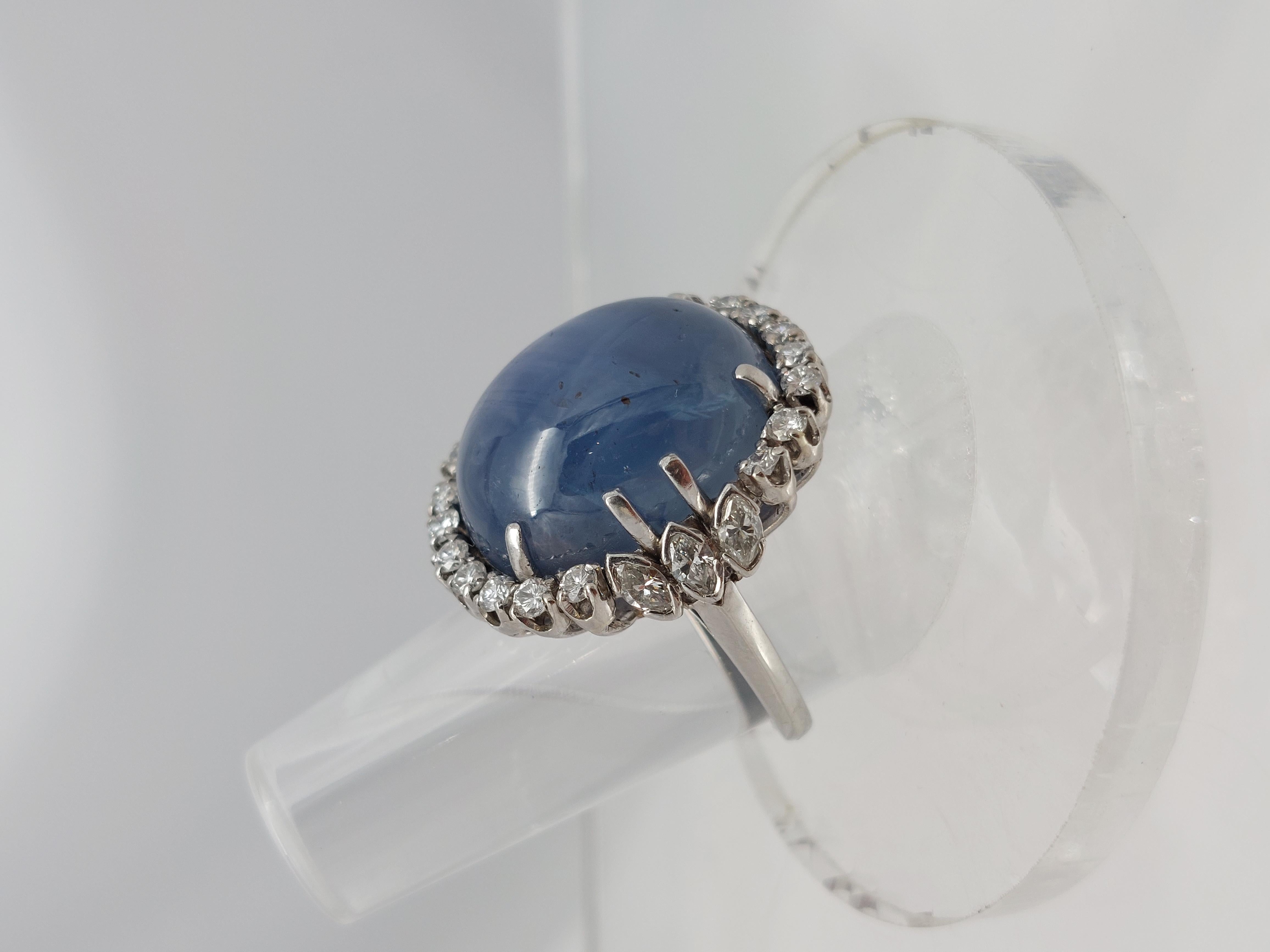Cabochon Anello in platino con zaffiro blu Star Ceppylon e diamanti 38CTS Nature senza calore in vendita