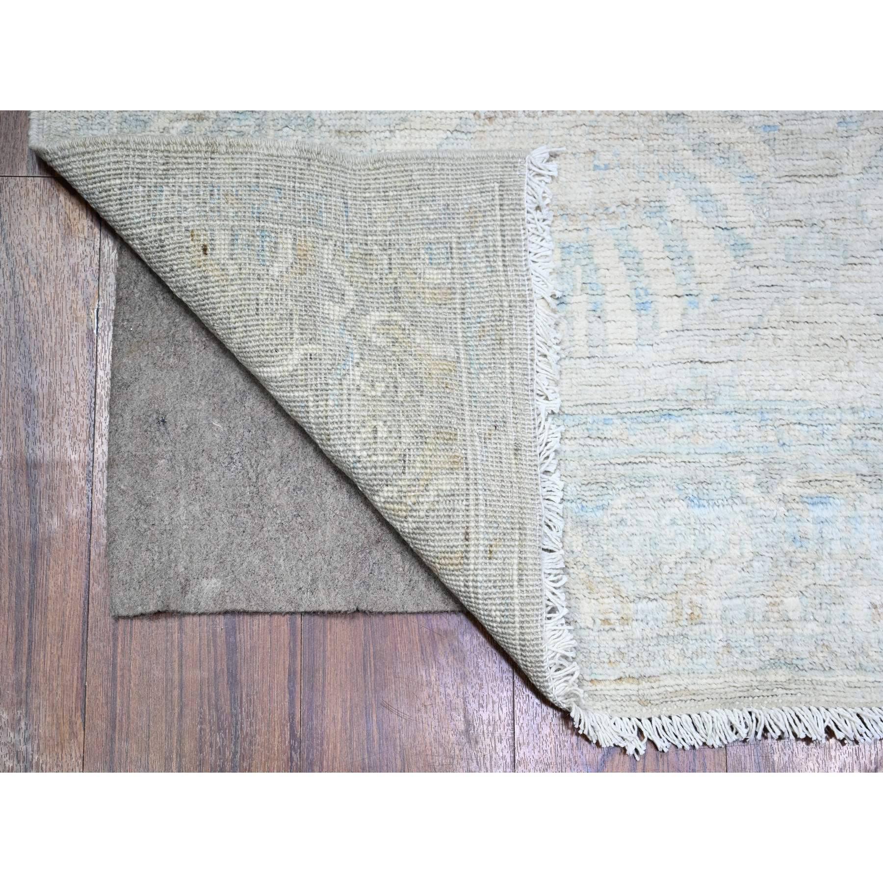 Silver Gray, White Wash Whiting, laine biologique, noué à la main, teintures végétales, tapis d'Orient XL Runner
Matières premières : Laine
Latex : Pas de poils 
hauteur : 0,25 pouces
Style : Transitionnel
Couleur primaire : Gris
Couleurs