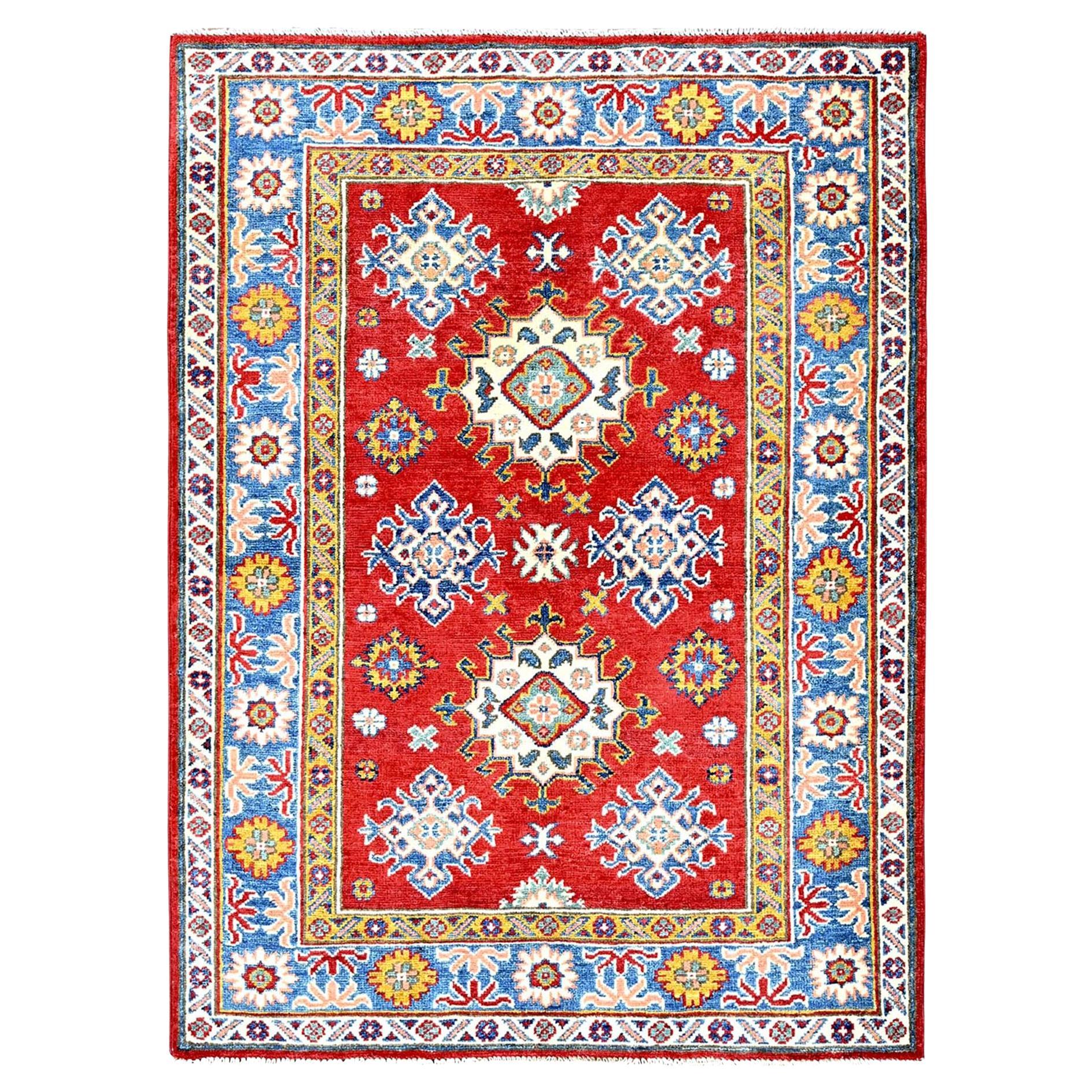 3'8 "x5' Chili Red Kazak with Tribal Motifs Tappeto orientale in morbida lana annodato a mano