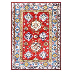 3'8 "x5' Chili Red Kazak with Tribal Motifs Tappeto orientale in morbida lana annodato a mano