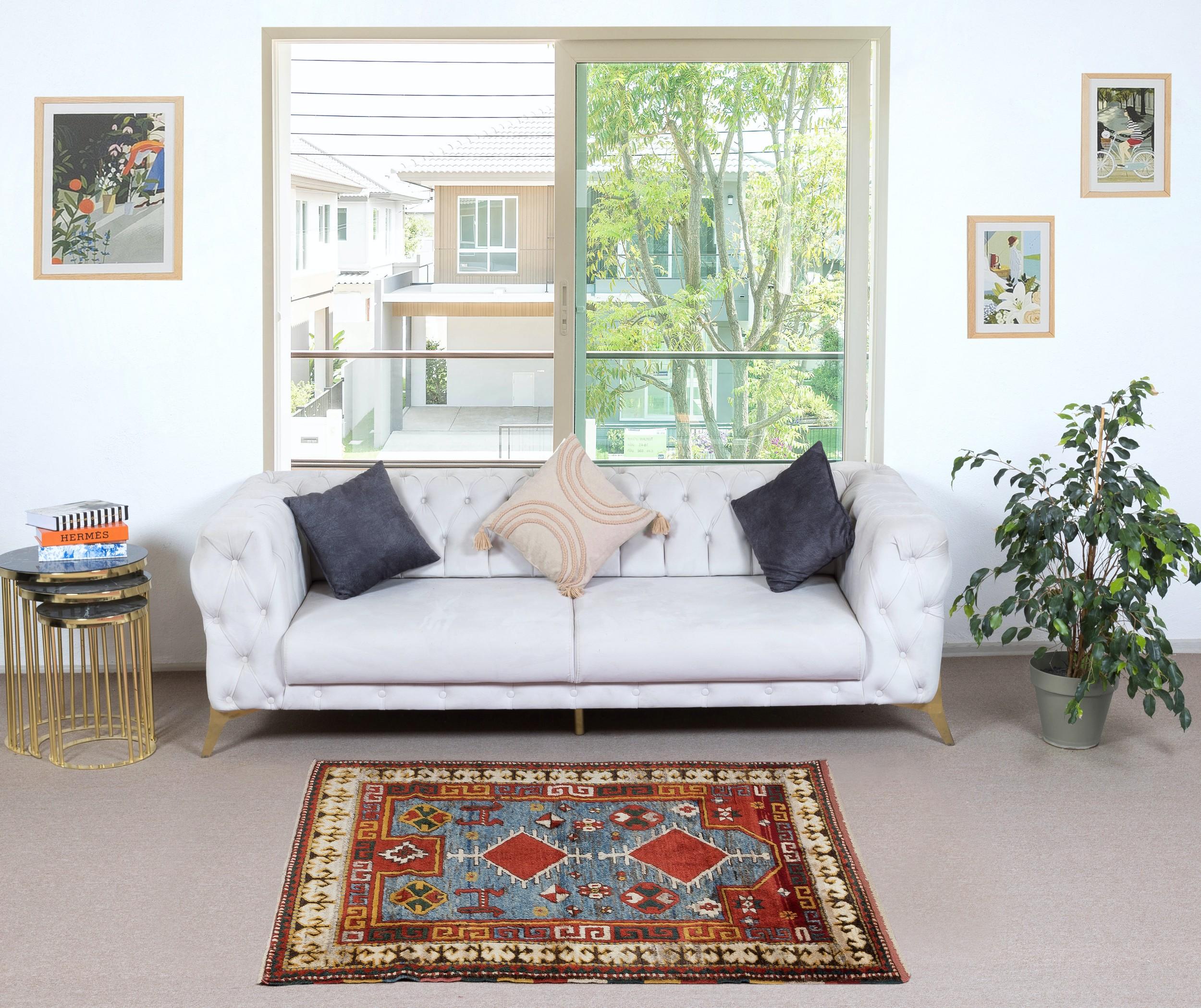 Reproduktion eines antiken kaukasischen Bordjalo Kazak Gebetsteppichs, fachmännisch aus 100% Wolle gefertigt. Dieser Teppich ist ein Symbol für Hingabe und Kunstfertigkeit und zeigt ein elegantes Mihrab-Design (Gebetsnische), das das reiche
