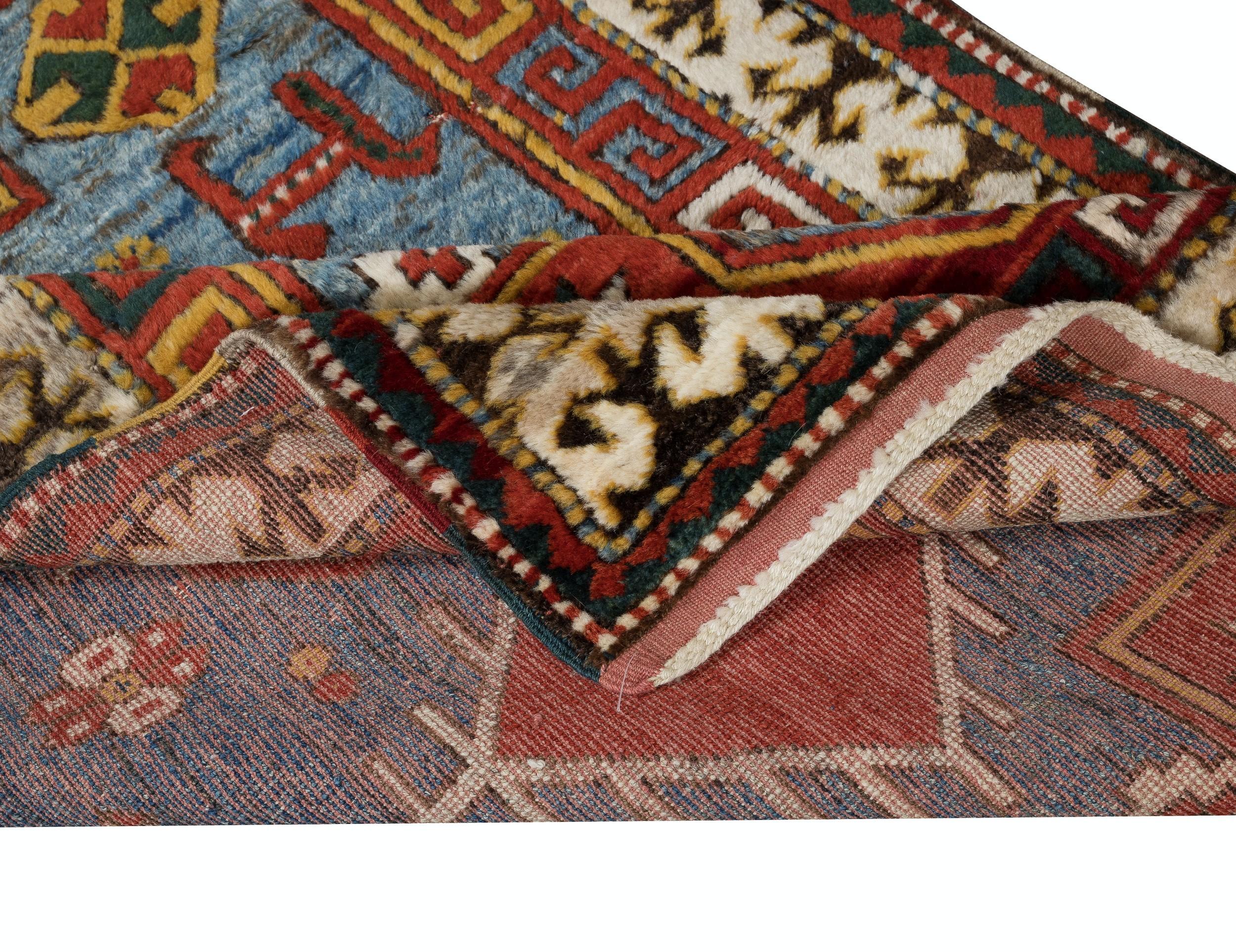 3.8x5.2 Ft Reproduktion eines antiken kaukasischen Gebetsteppichs aus Kazak-Wolle mit kaukasischem Bordürenmuster (Kasachisch) im Angebot