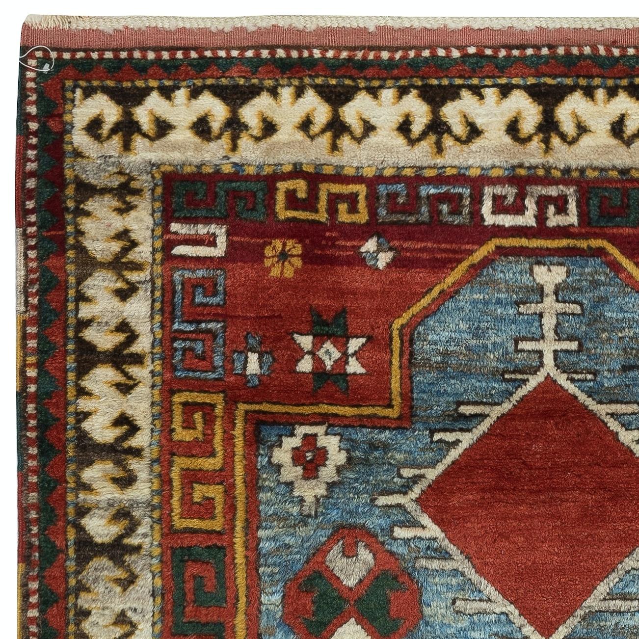 3.8x5.2 Ft Reproduktion eines antiken kaukasischen Gebetsteppichs aus Kazak-Wolle mit kaukasischem Bordürenmuster (Türkisch) im Angebot