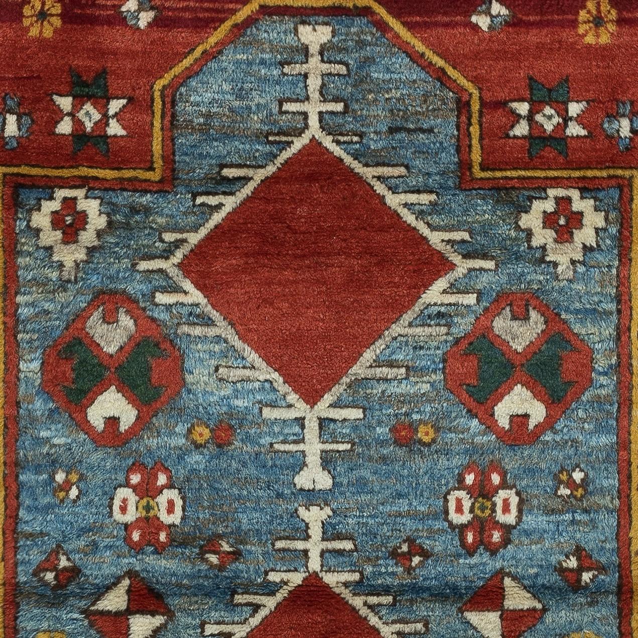 3.8x5.2 Ft Reproduktion eines antiken kaukasischen Gebetsteppichs aus Kazak-Wolle mit kaukasischem Bordürenmuster (Handgeknüpft) im Angebot