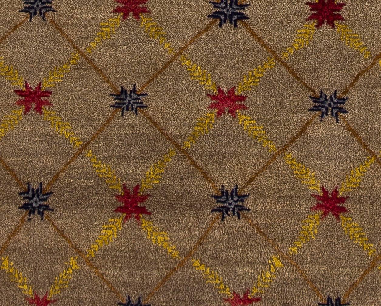 Noué à la main Fantastique tapis d'Anatolie Karapinar en laine camel avec motif en treillis en vente