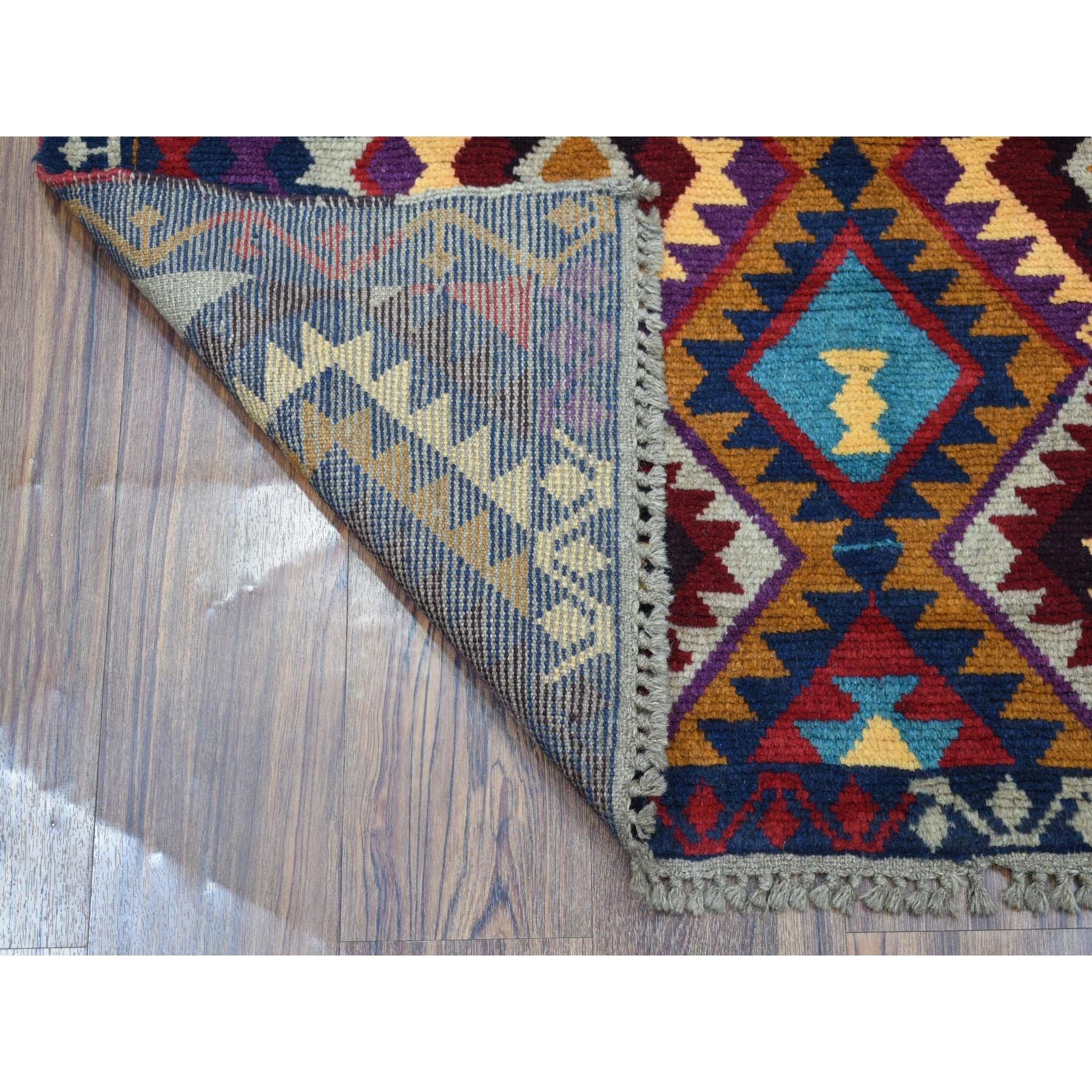 Si tratta di un autentico esemplare unico di Tappeto orientale afgano Baluch, dal design tribale blu e colorato, annodato a mano in pura lana. È stato tessuto per mesi e mesi secondo le secolari tecniche di tessitura persiane da esperti