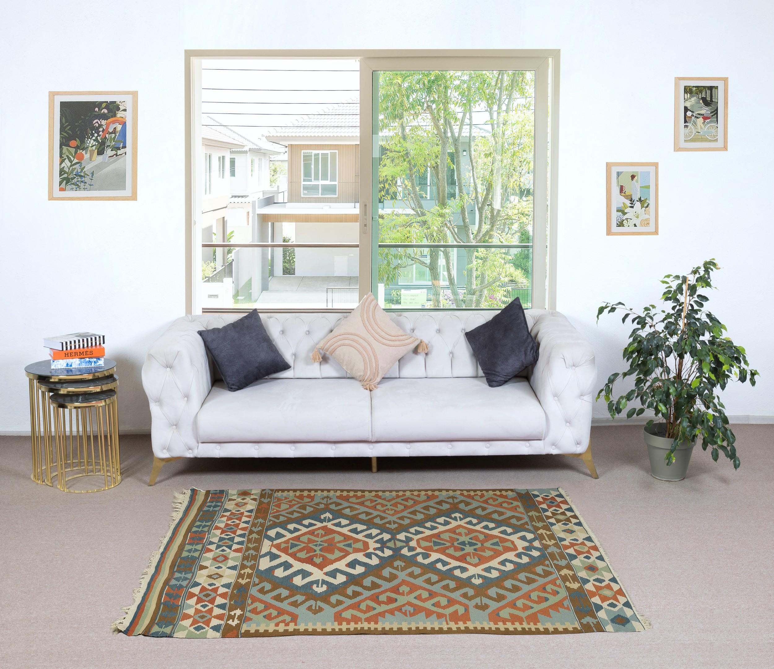 Embárcate en un viaje a través de la tradición turca con esta exquisita alfombra kilim vintage de lana turca tejida a mano, testimonio de la perdurable artesanía de los artesanos de Anatolia. Tejida con meticuloso cuidado y atención al detalle, esta