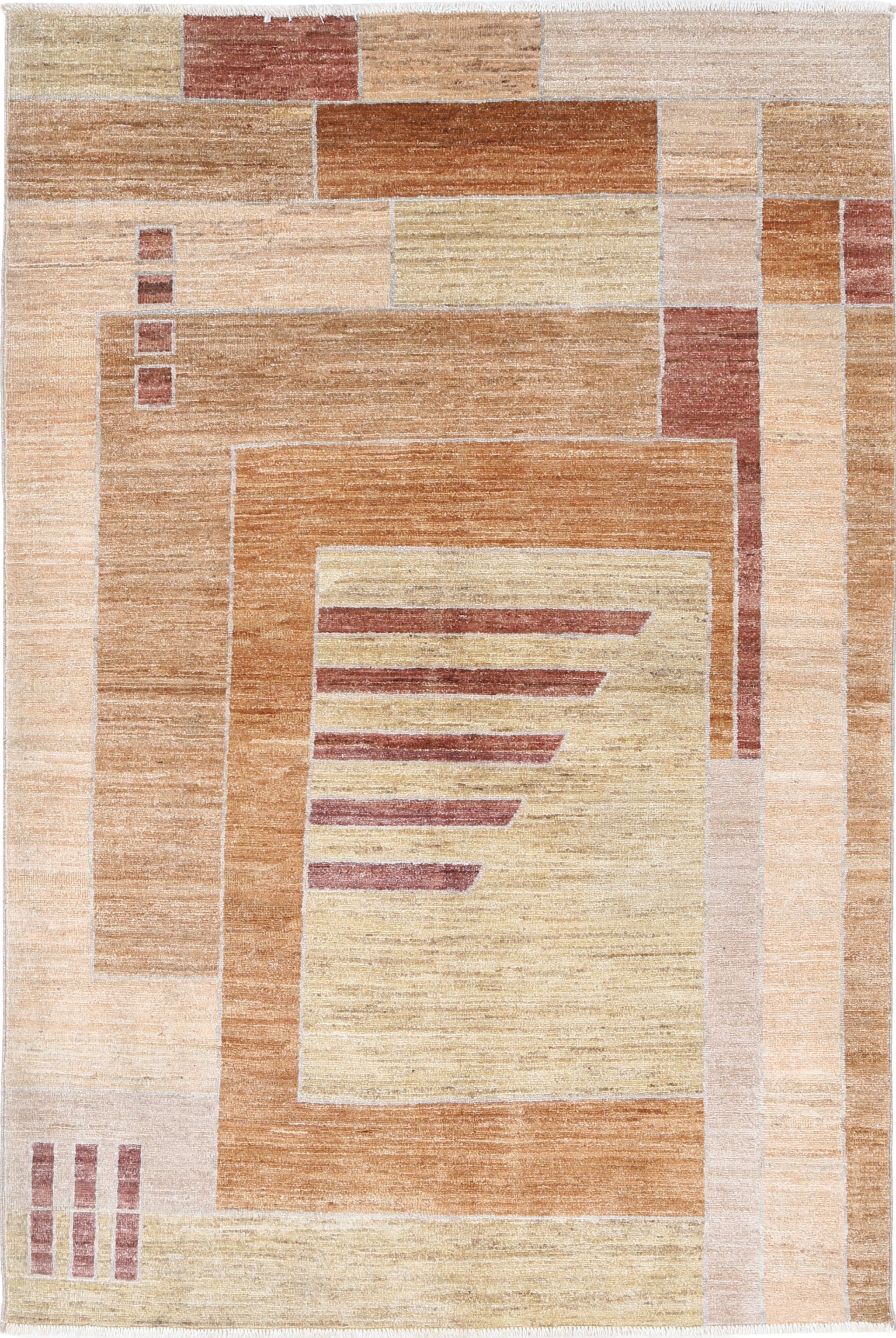 Tappeto a mano beige, marrone e rosso 3.8x6 ft. Tappeto con design geometrico astratto in vendita