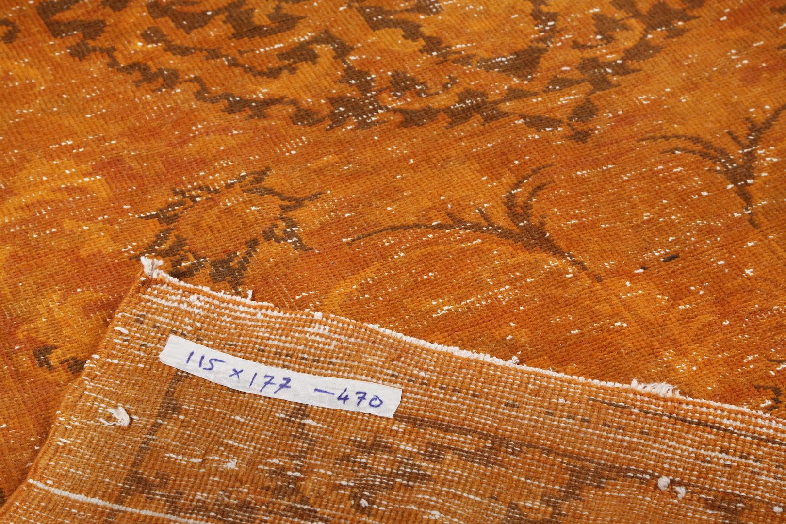 Un tapis turc vintage teint en orange pour les intérieurs contemporains. 
Finement noué à la main, poils de laine bas sur une base de coton. Lavage professionnel.
Robuste et pouvant être utilisé sur une zone à fort trafic, il convient aux
