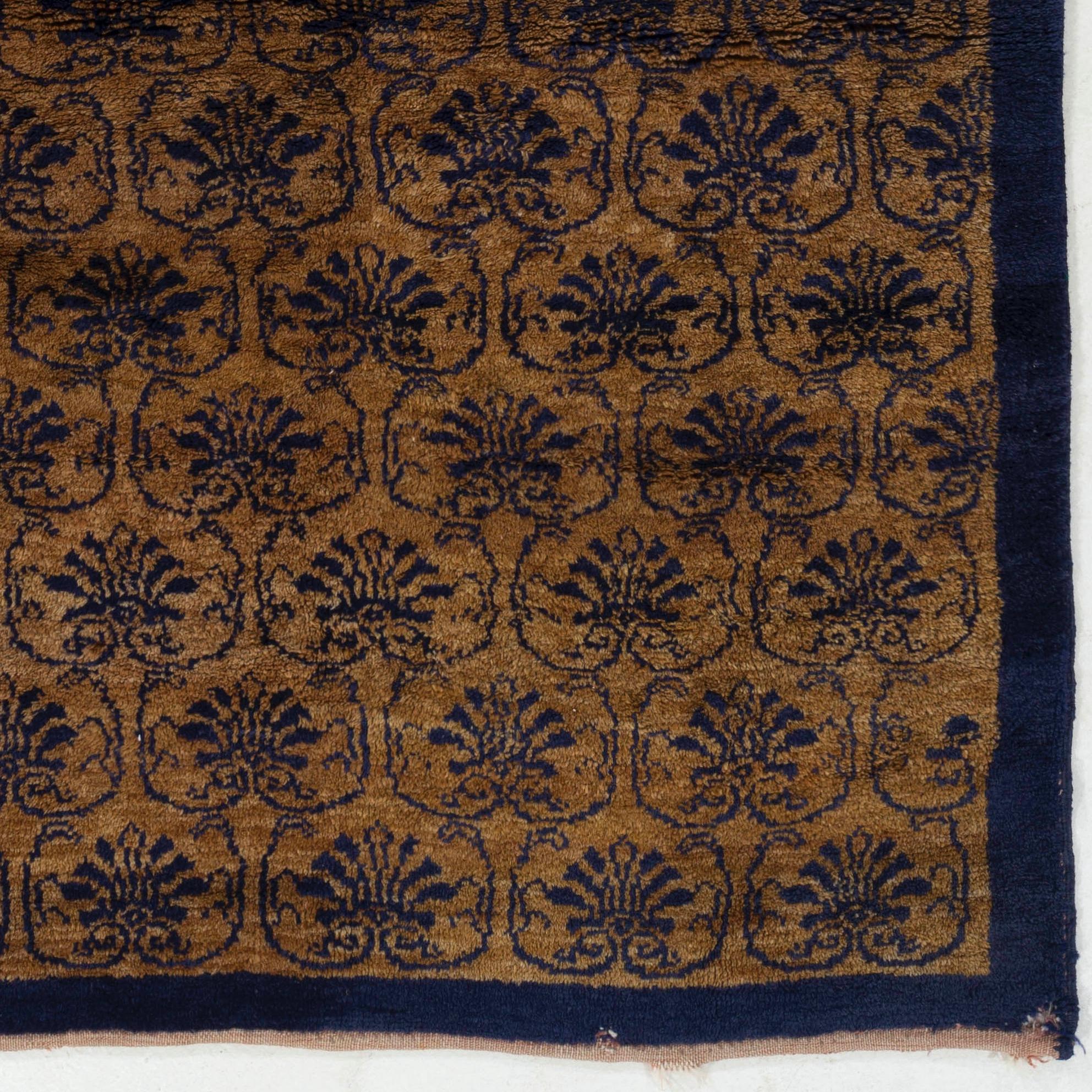 Ce tapis vintage unique en son genre, noué à la main en Anatolie centrale, présente un velours doux et luxuriant entièrement composé de laine de mouton naturelle filée à la main. Il se compose d'un élégant motif de têtes d'œillets en treillis de