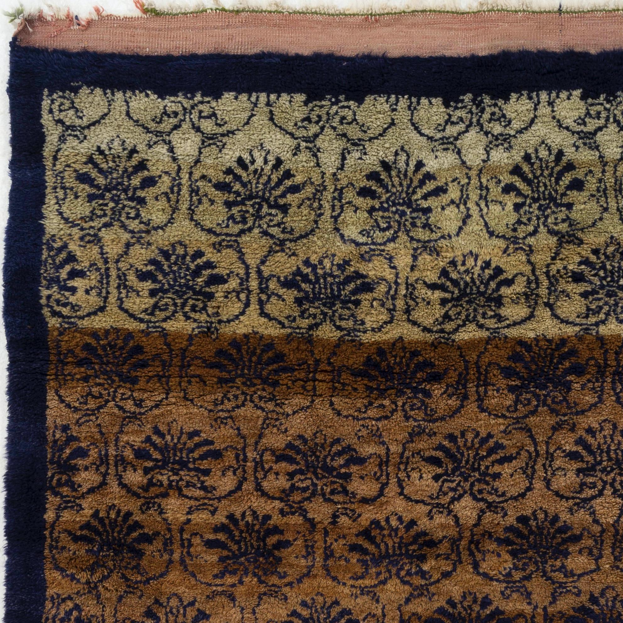 3.8x6 Ft Vintage Handgefertigter einzigartiger türkischer Tulu-Teppich in Kamel und Marineblau, alle Wolle (Handgewebt) im Angebot