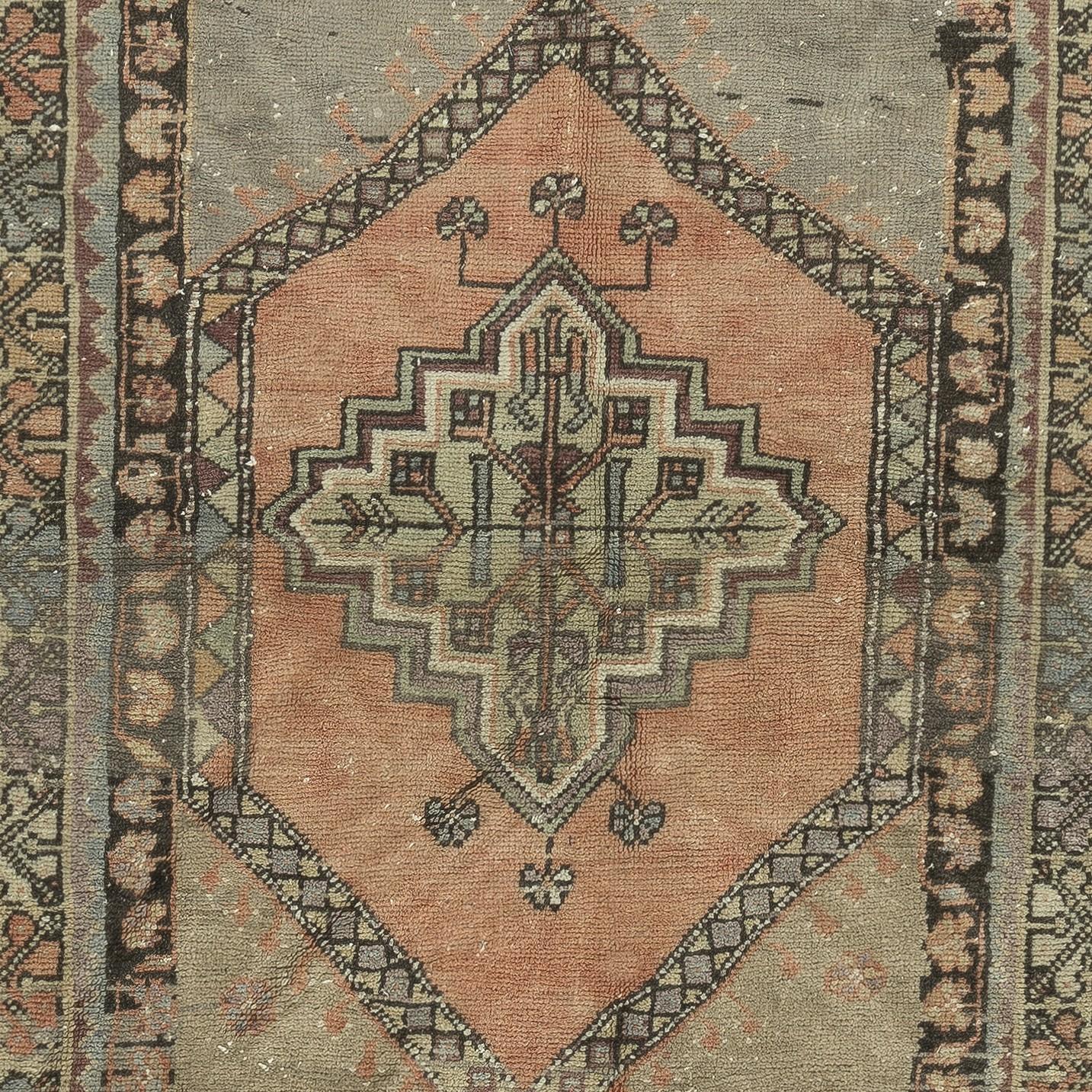 3.8x6.5 Ft Traditional Vintage Handmade Turkish Oriental Rug. 100% Wool In Good Condition For Sale In Spring Valley, NY