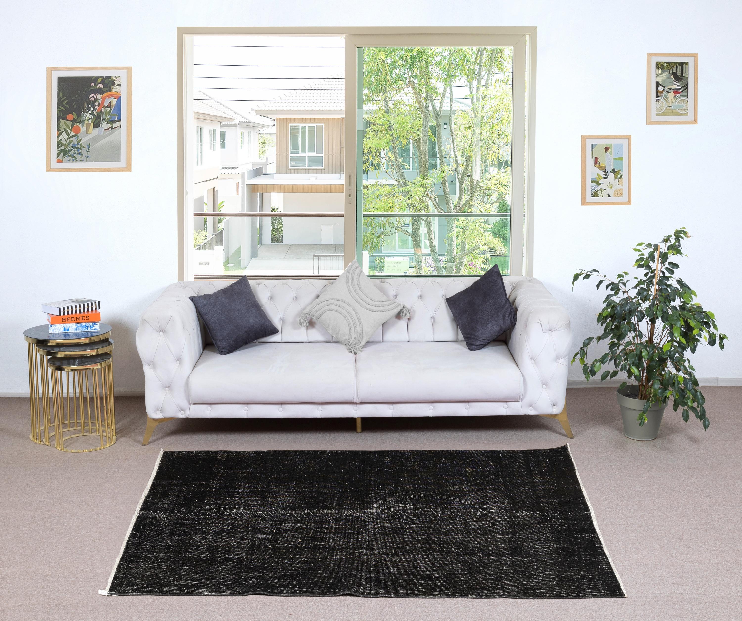 I nostri tappeti sovratinti sono tutti tappeti turchi vintage annodati a mano, accuratamente restaurati e reimmaginati nel nostro laboratorio per adattarsi a un'ampia gamma di stili di arredamento, da quello moderno e minimalista a quello costiero,