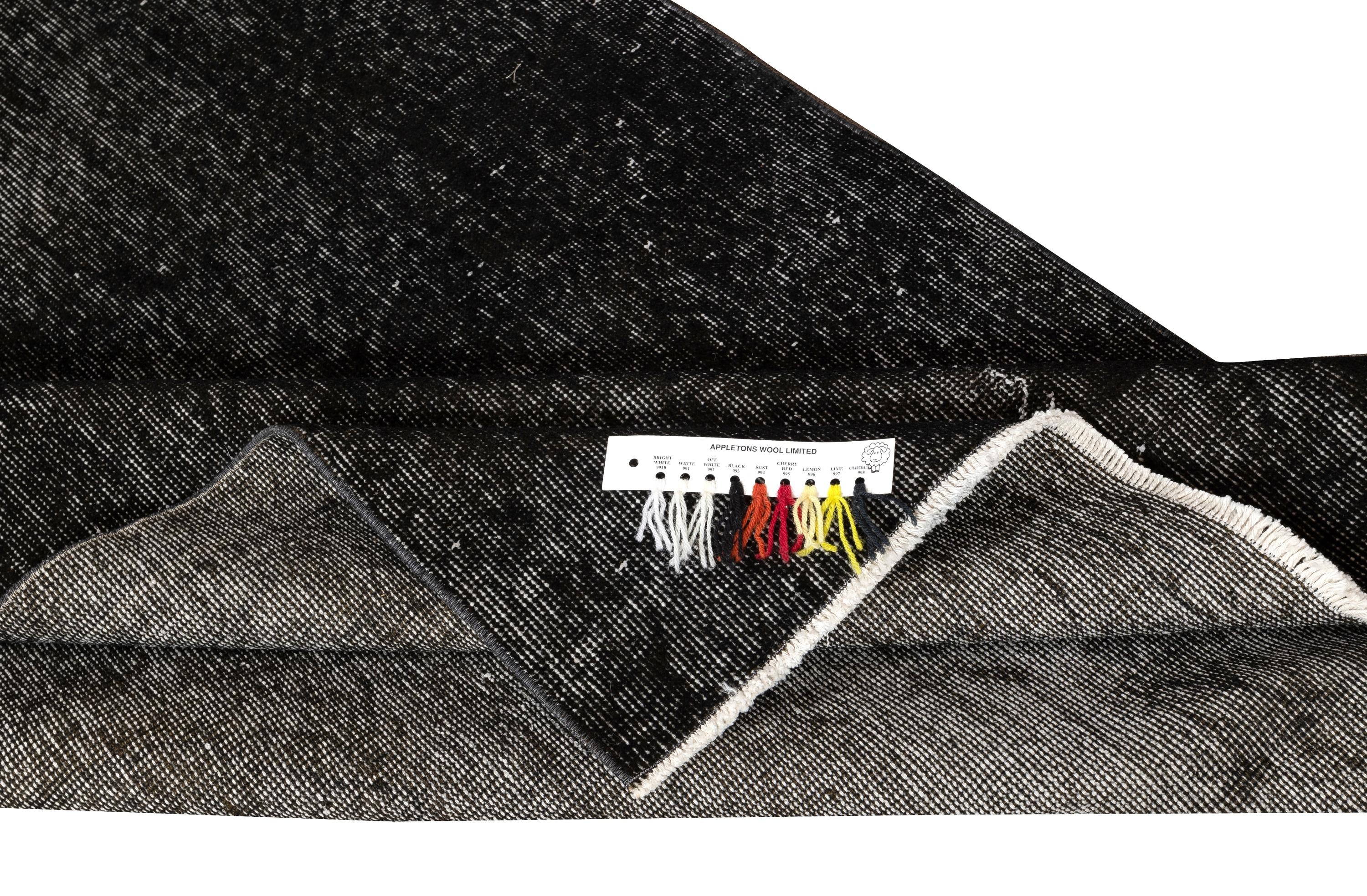 Moderno Tappeto vintage 3.8x6.5 Ft sovratinto in nero per interni moderni. Realizzato a mano in Turchia in vendita