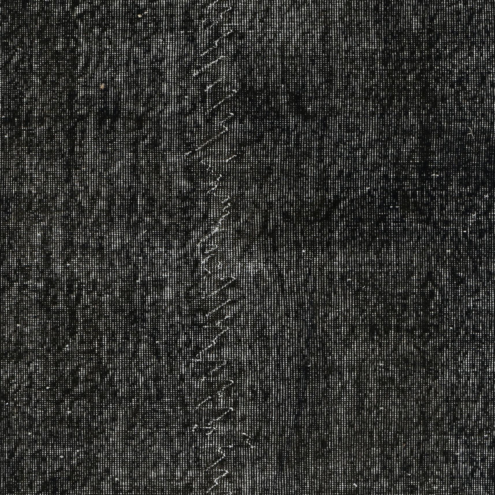 Turco Tappeto vintage 3.8x6.5 Ft sovratinto in nero per interni moderni. Realizzato a mano in Turchia in vendita