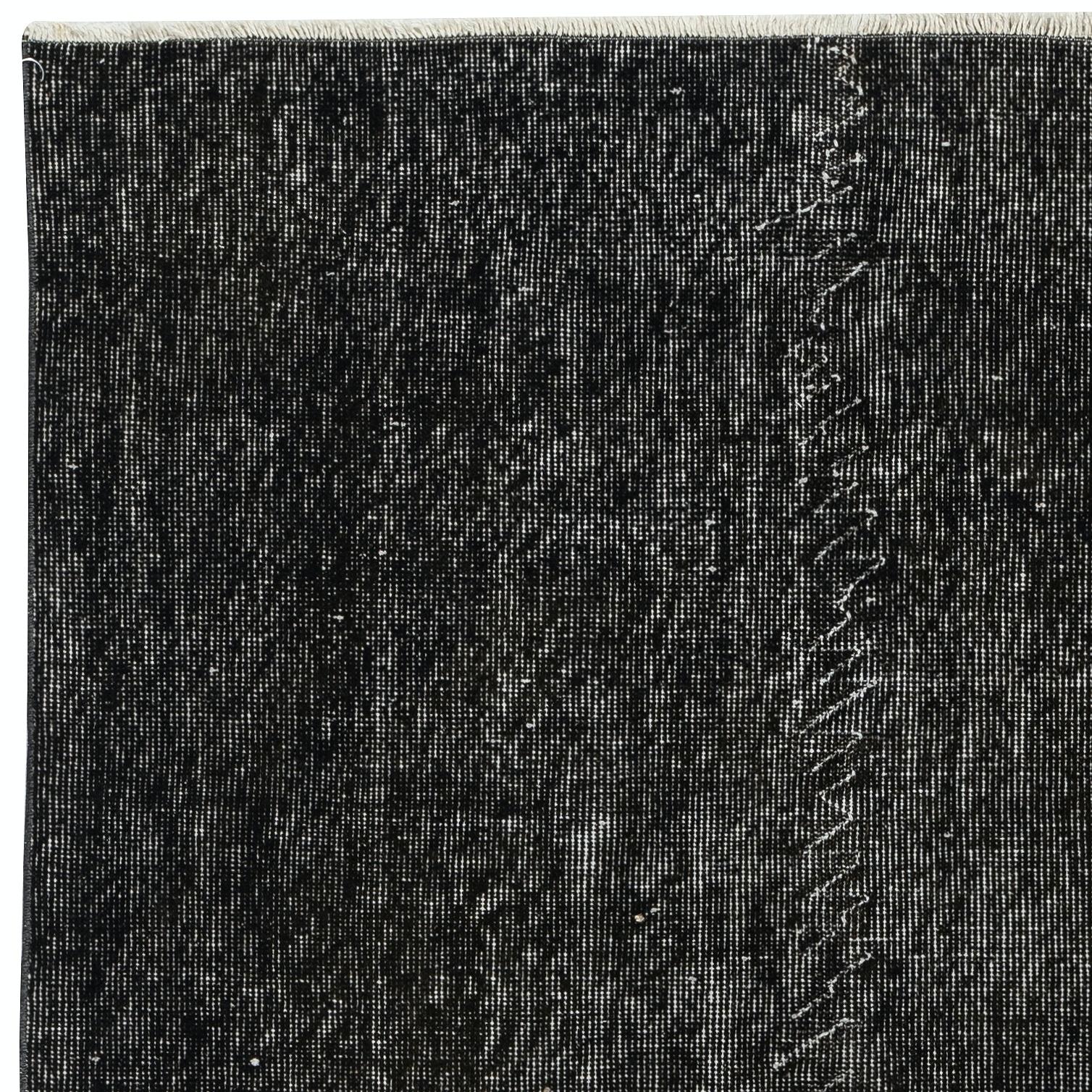 Annodato a mano Tappeto vintage 3.8x6.5 Ft sovratinto in nero per interni moderni. Realizzato a mano in Turchia in vendita