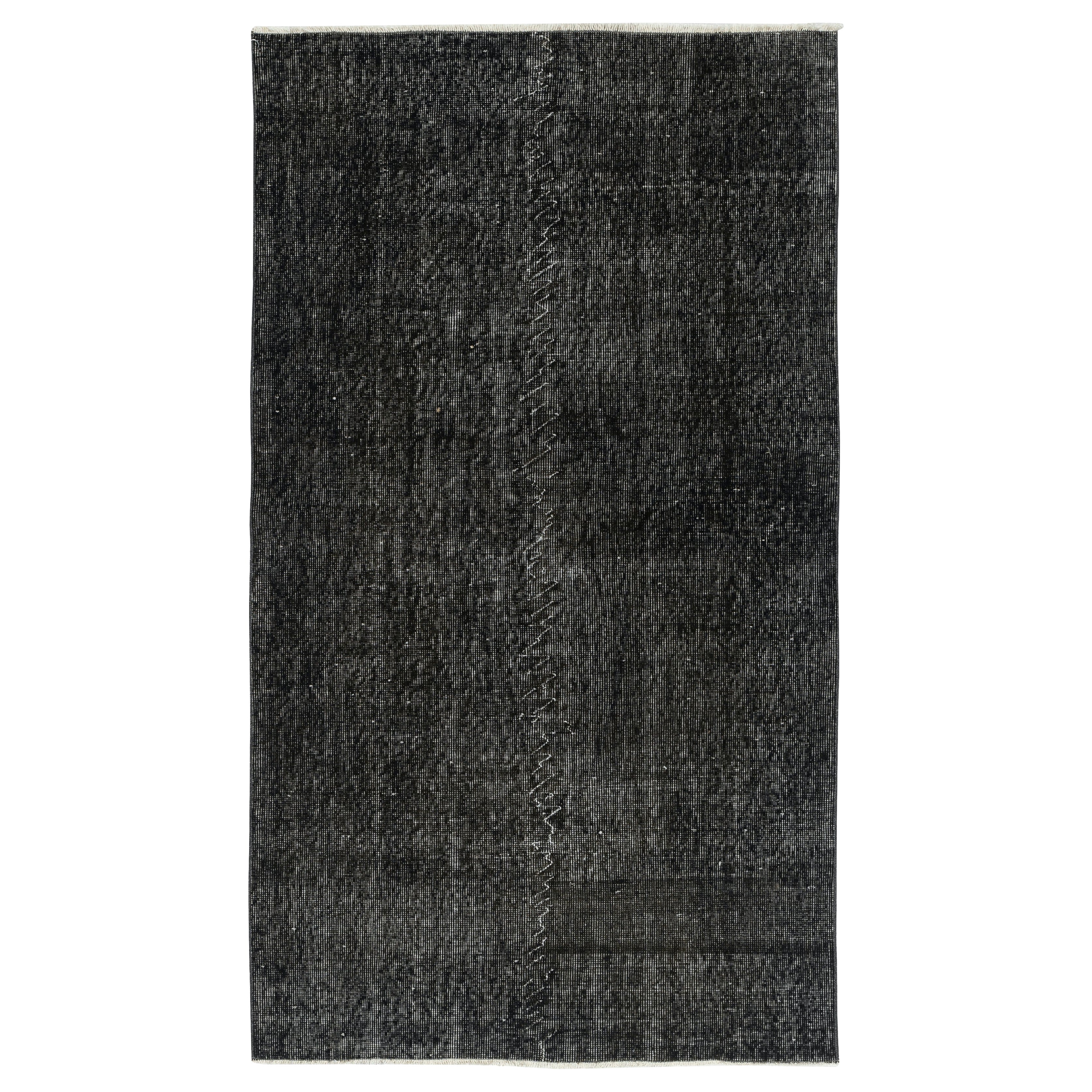 Tappeto vintage 3.8x6.5 Ft sovratinto in nero per interni moderni. Realizzato a mano in Turchia in vendita