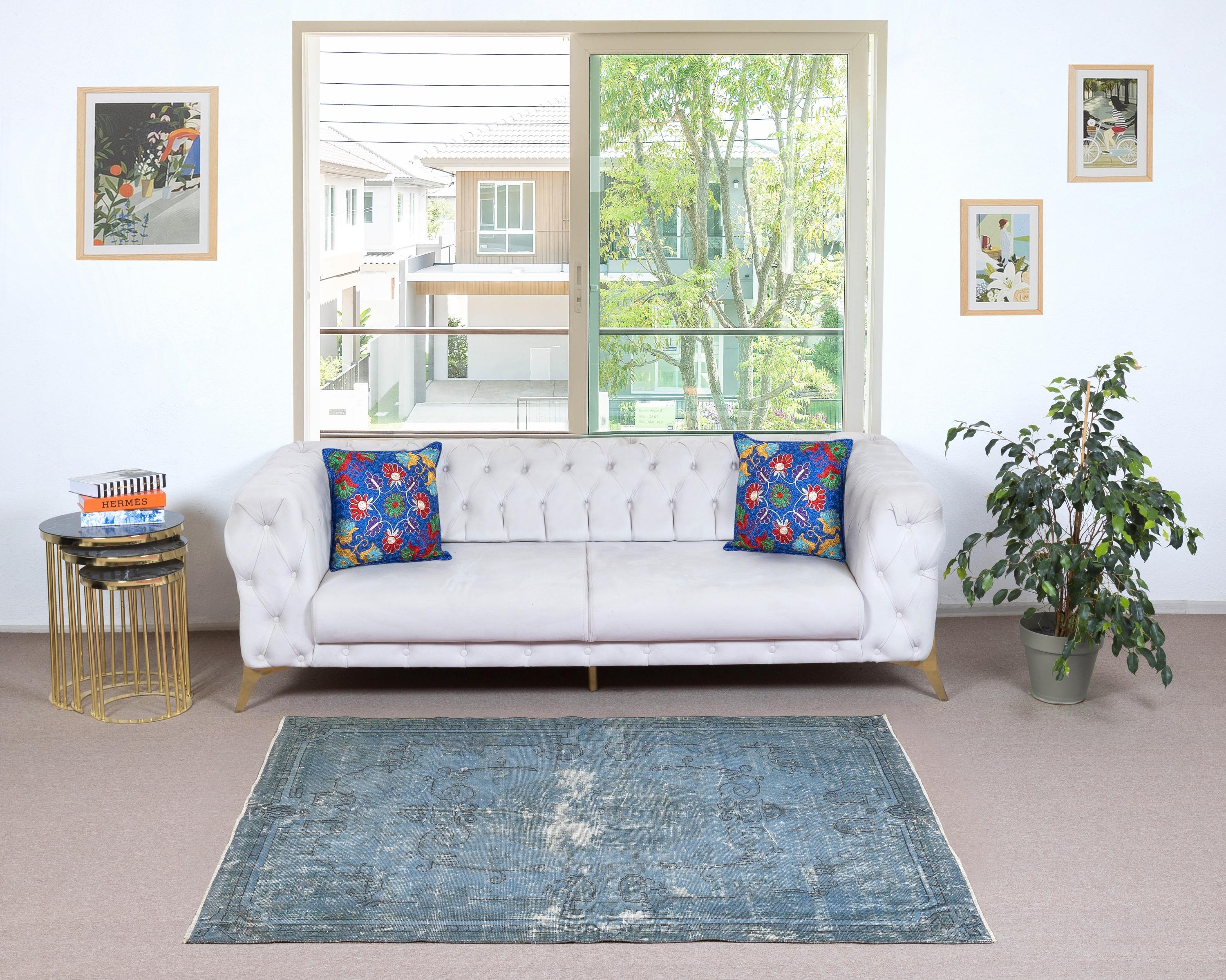 I nostri tappeti sovratinti sono tutti tappeti turchi vintage annodati a mano, accuratamente restaurati e reimmaginati nel nostro laboratorio per adattarsi a un'ampia gamma di stili di arredamento, da quello moderno e minimalista a quello costiero,