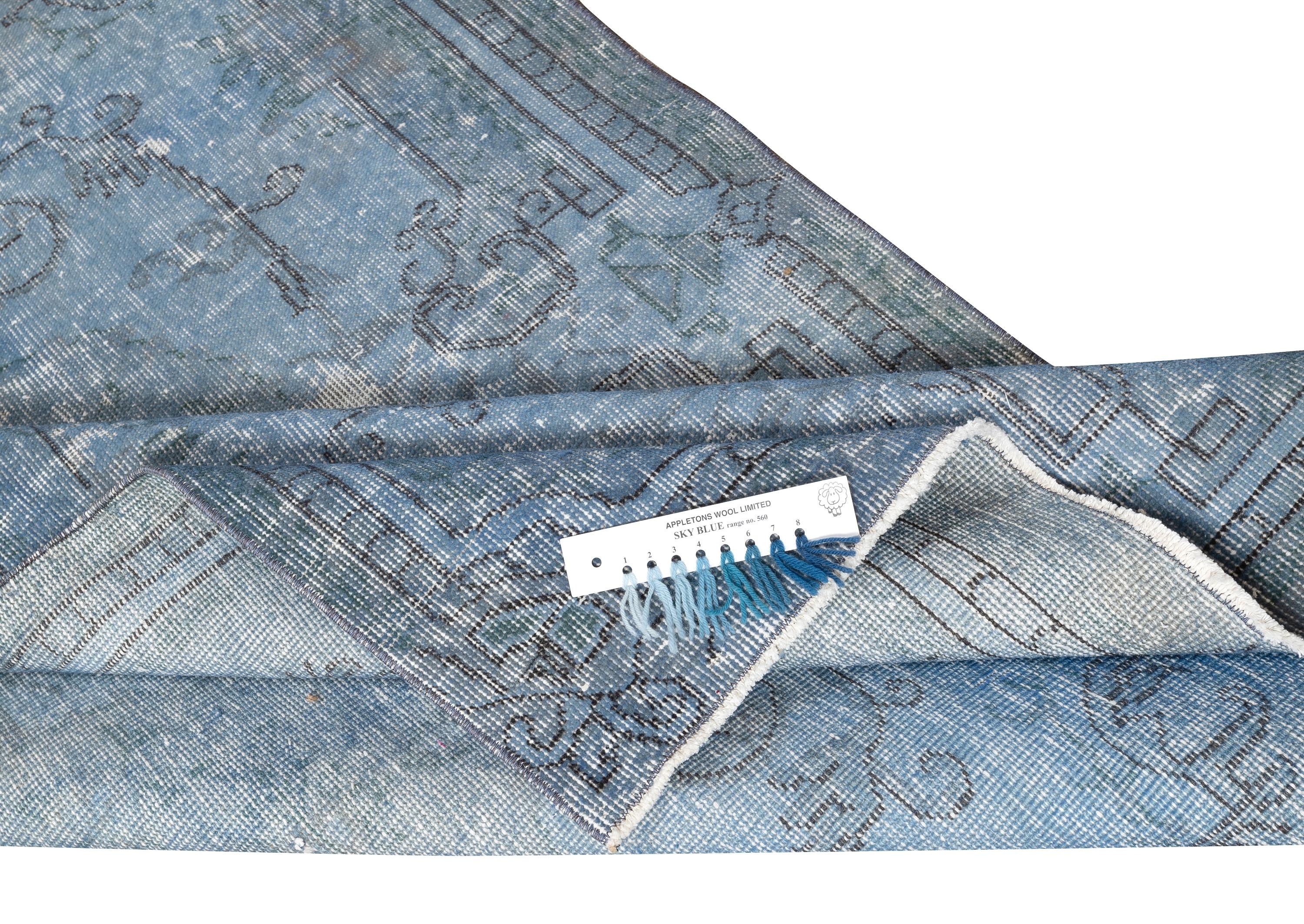 Moderno Tappeto turco vintage 3.8x6.5 Ft sovratinto in blu per interni moderni in vendita