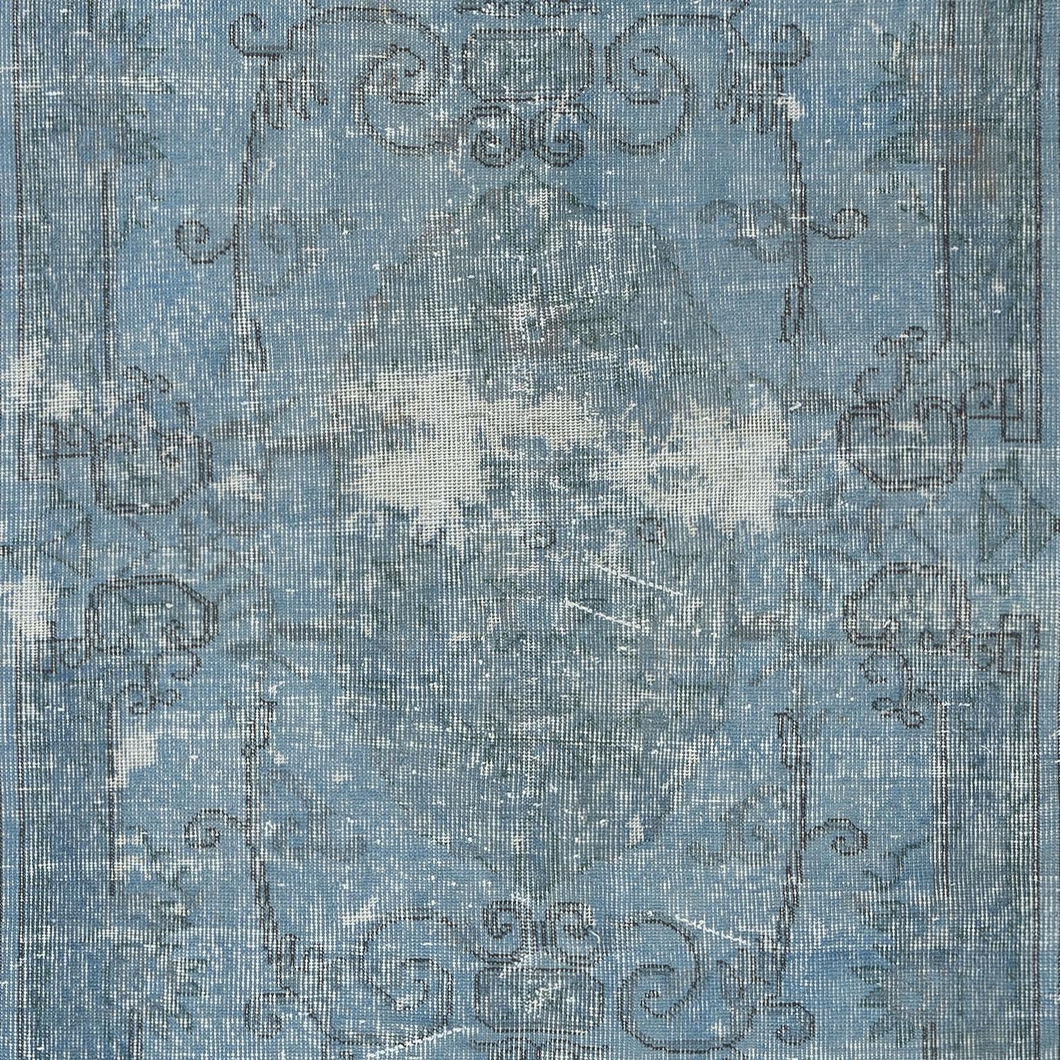 Turco Tappeto turco vintage 3.8x6.5 Ft sovratinto in blu per interni moderni in vendita