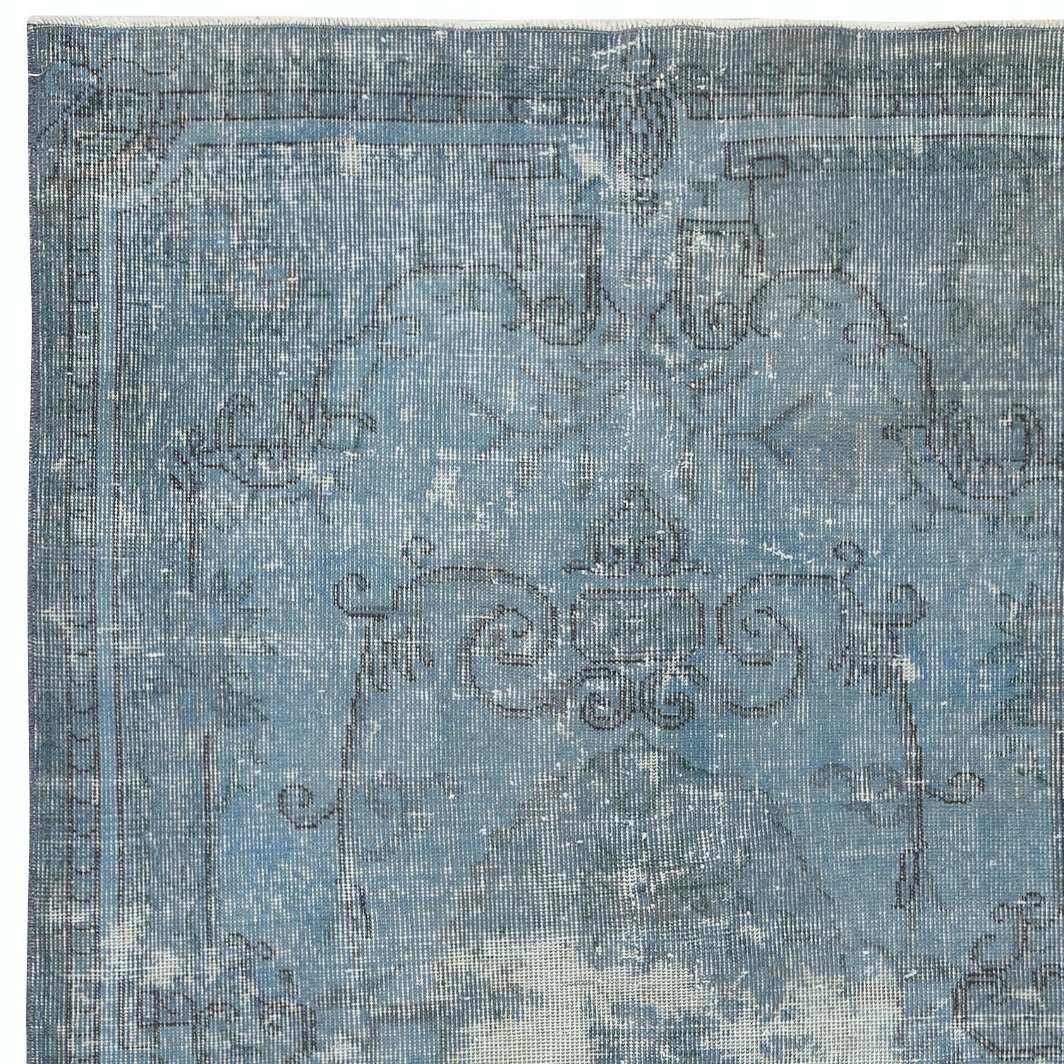 Annodato a mano Tappeto turco vintage 3.8x6.5 Ft sovratinto in blu per interni moderni in vendita