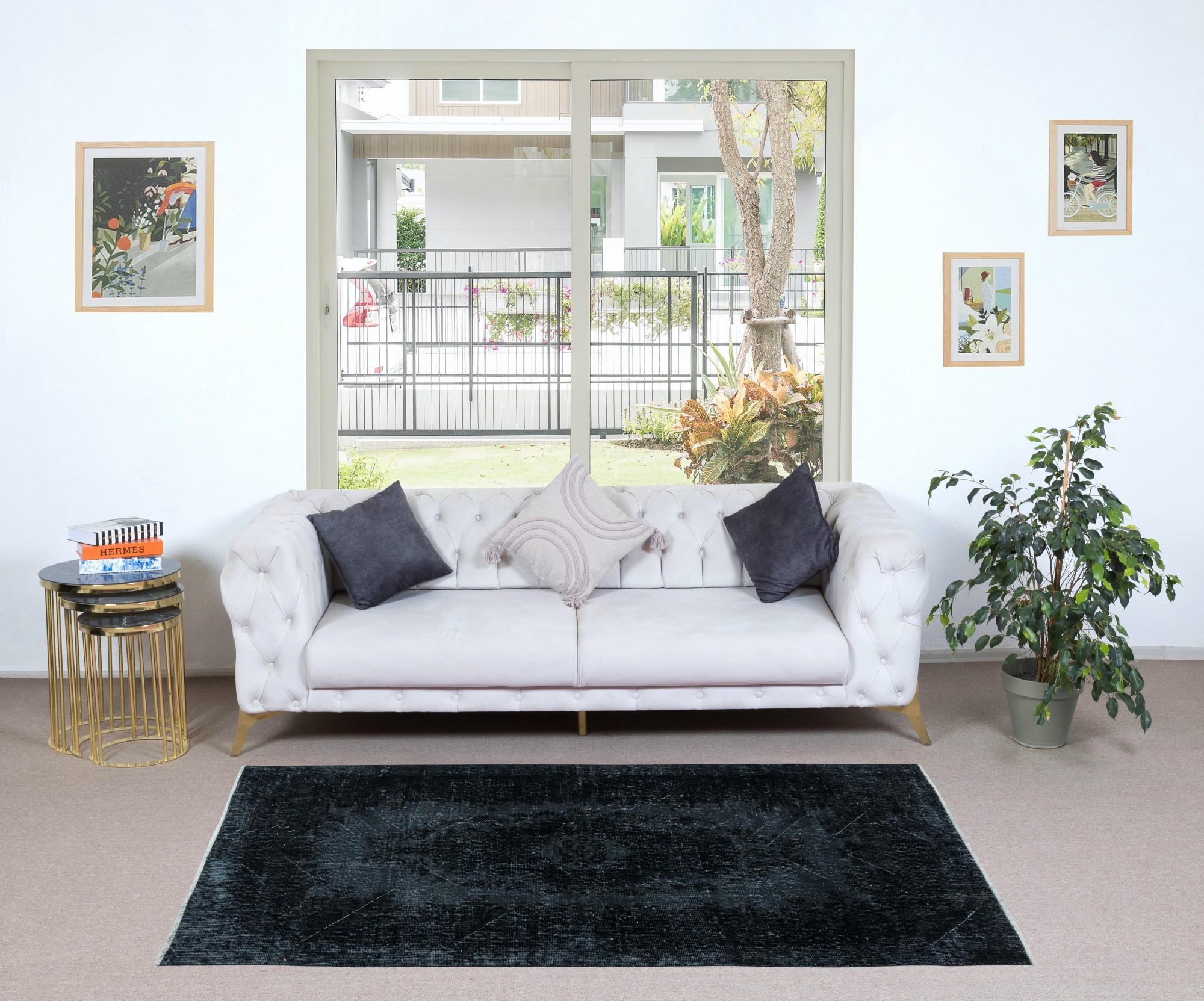 Nuestras alfombras sobreteñidas son todas piezas vintage anudadas a mano que se recrean en nuestro taller para atender a una gama más amplia de opciones de interiorismo, desde moderno a costero, desde industrial a rústico/cottage. Estas alfombras de