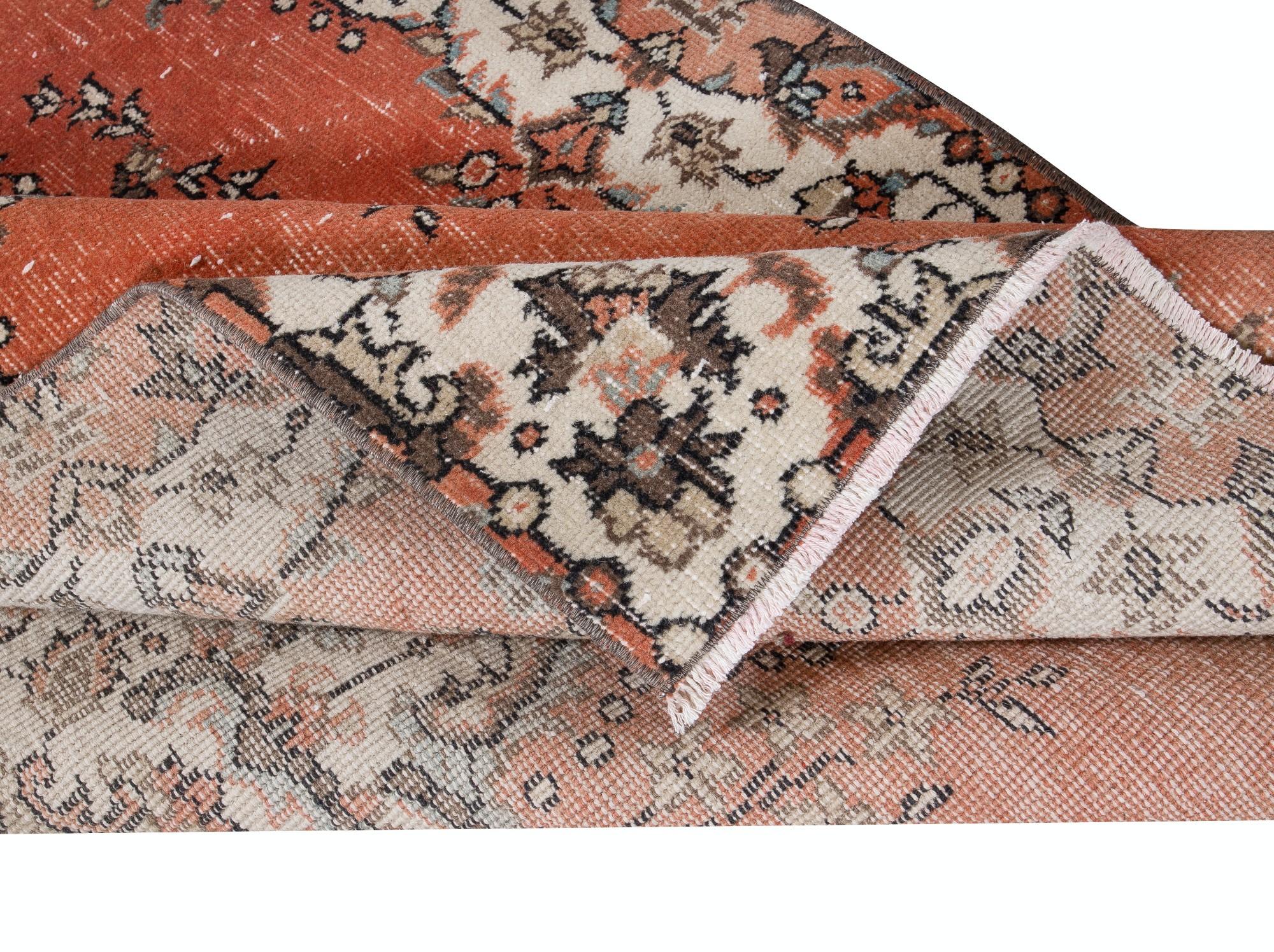 Alfombra turca tradicional vintage hecha a mano de 3,8x6,6 pies en rojo, beige con medallón Tribal en venta