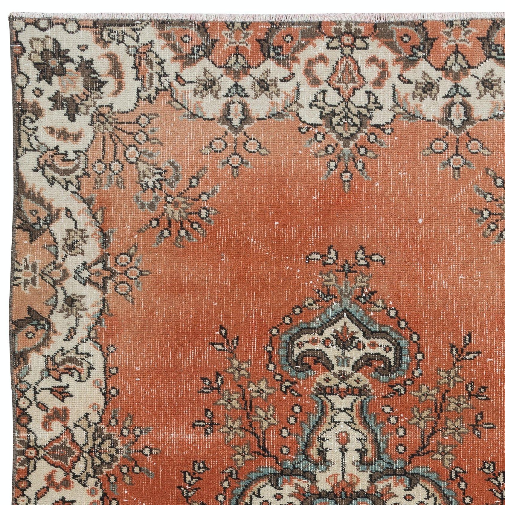 Alfombra turca tradicional vintage hecha a mano de 3,8x6,6 pies en rojo, beige con medallón Turco en venta
