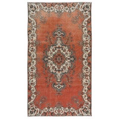 Tappeto tradizionale vintage fatto a mano in rosso e beige con medaglione