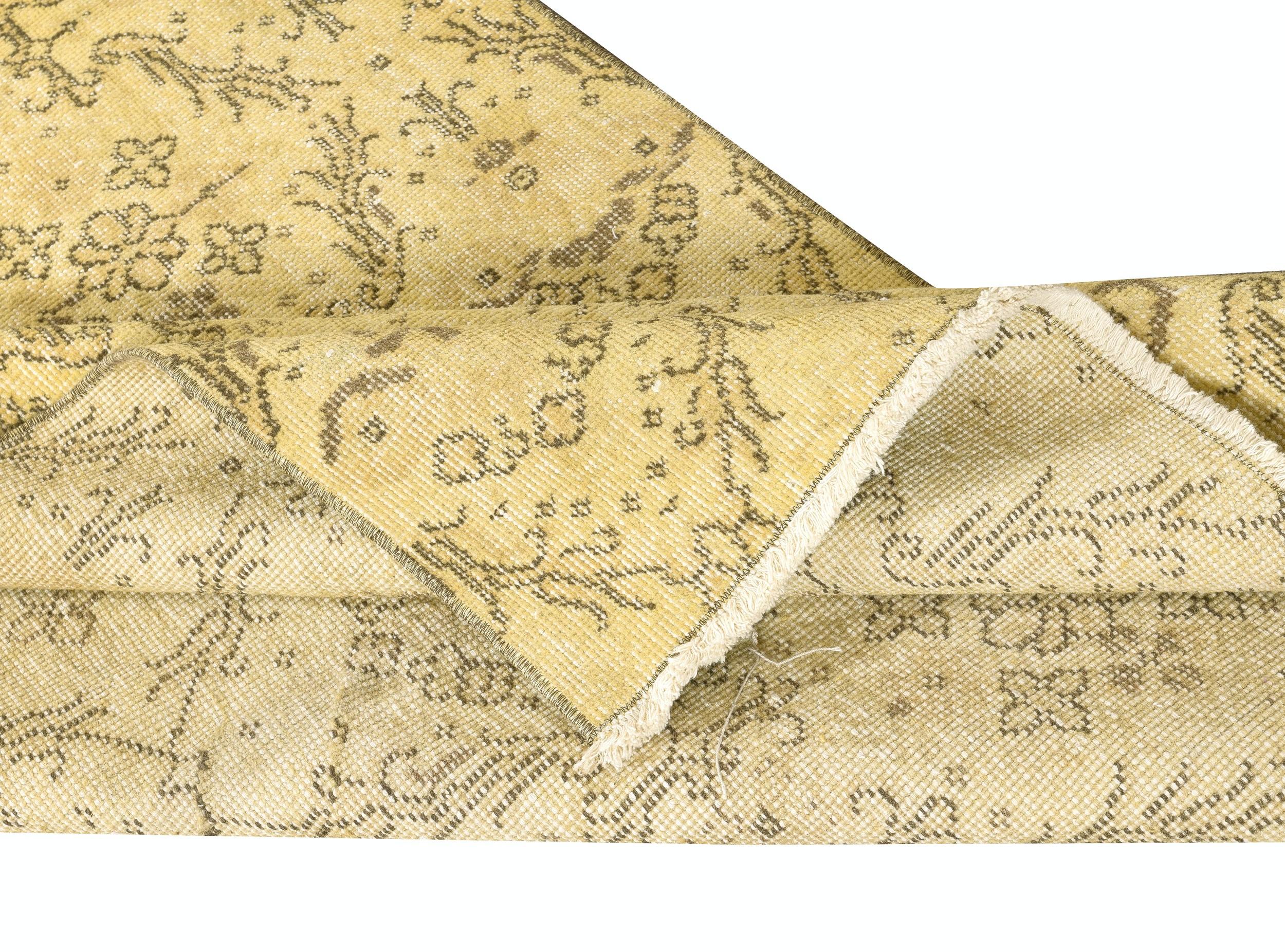 Moderno Tappeto d'epoca fatto a mano con accenti floreali turchi tinti in giallo 3.8x6.6 Ft in vendita