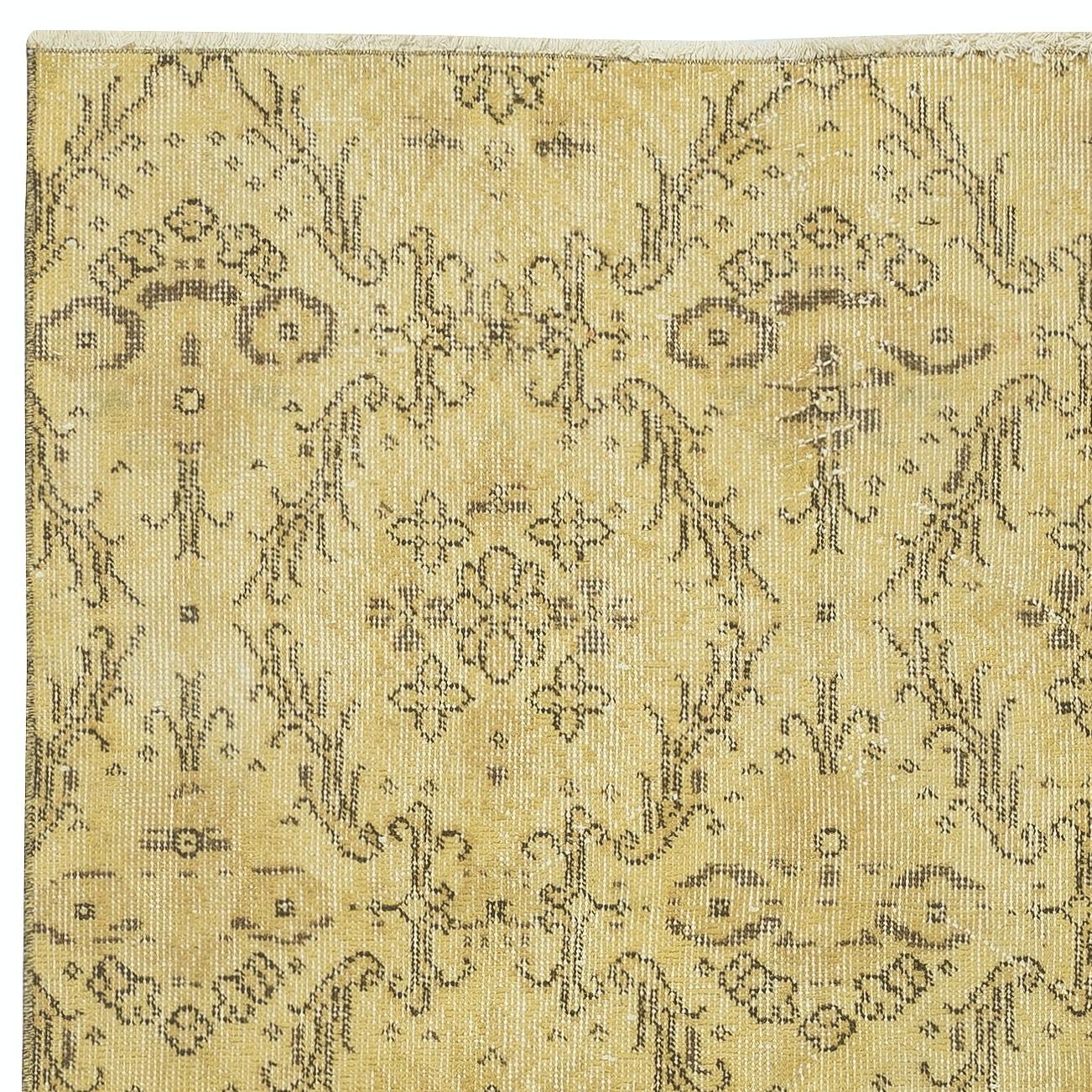 Turco Tappeto d'epoca fatto a mano con accenti floreali turchi tinti in giallo 3.8x6.6 Ft in vendita