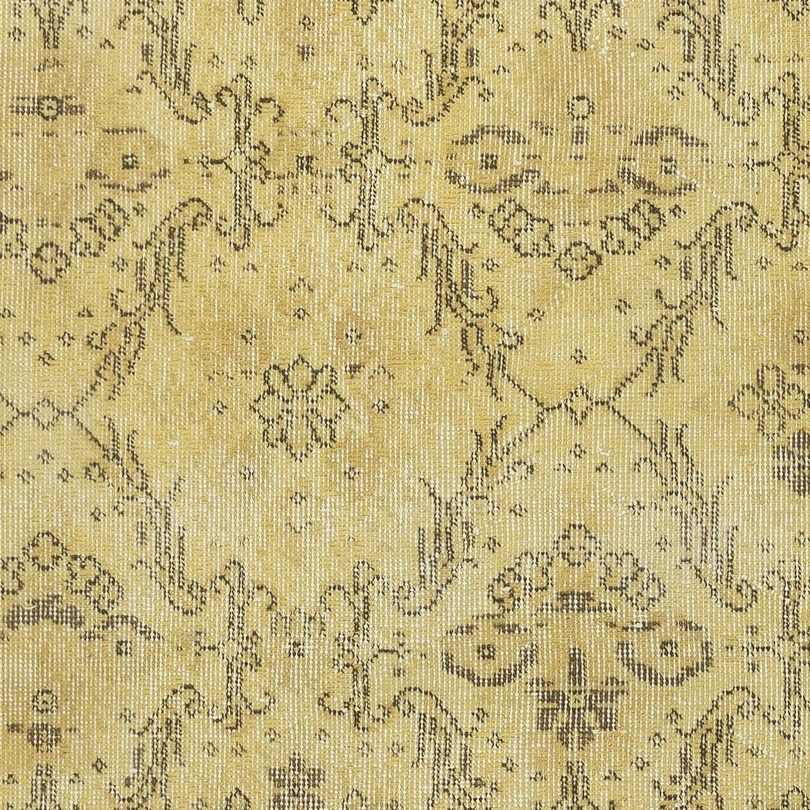 Annodato a mano Tappeto d'epoca fatto a mano con accenti floreali turchi tinti in giallo 3.8x6.6 Ft in vendita