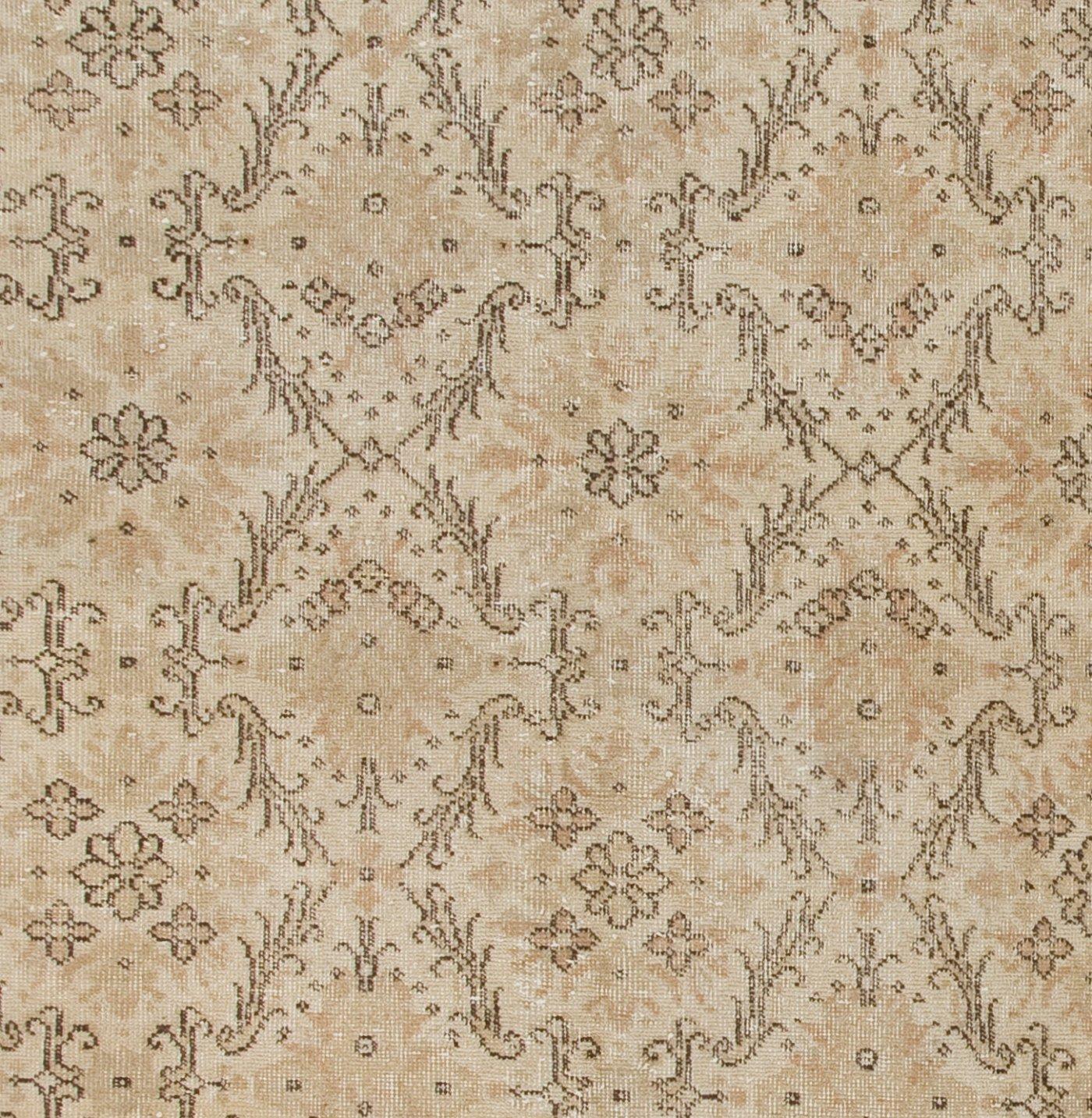 Turco Tappeto turco di metà secolo annodato a mano con design floreale, colori tenui in vendita