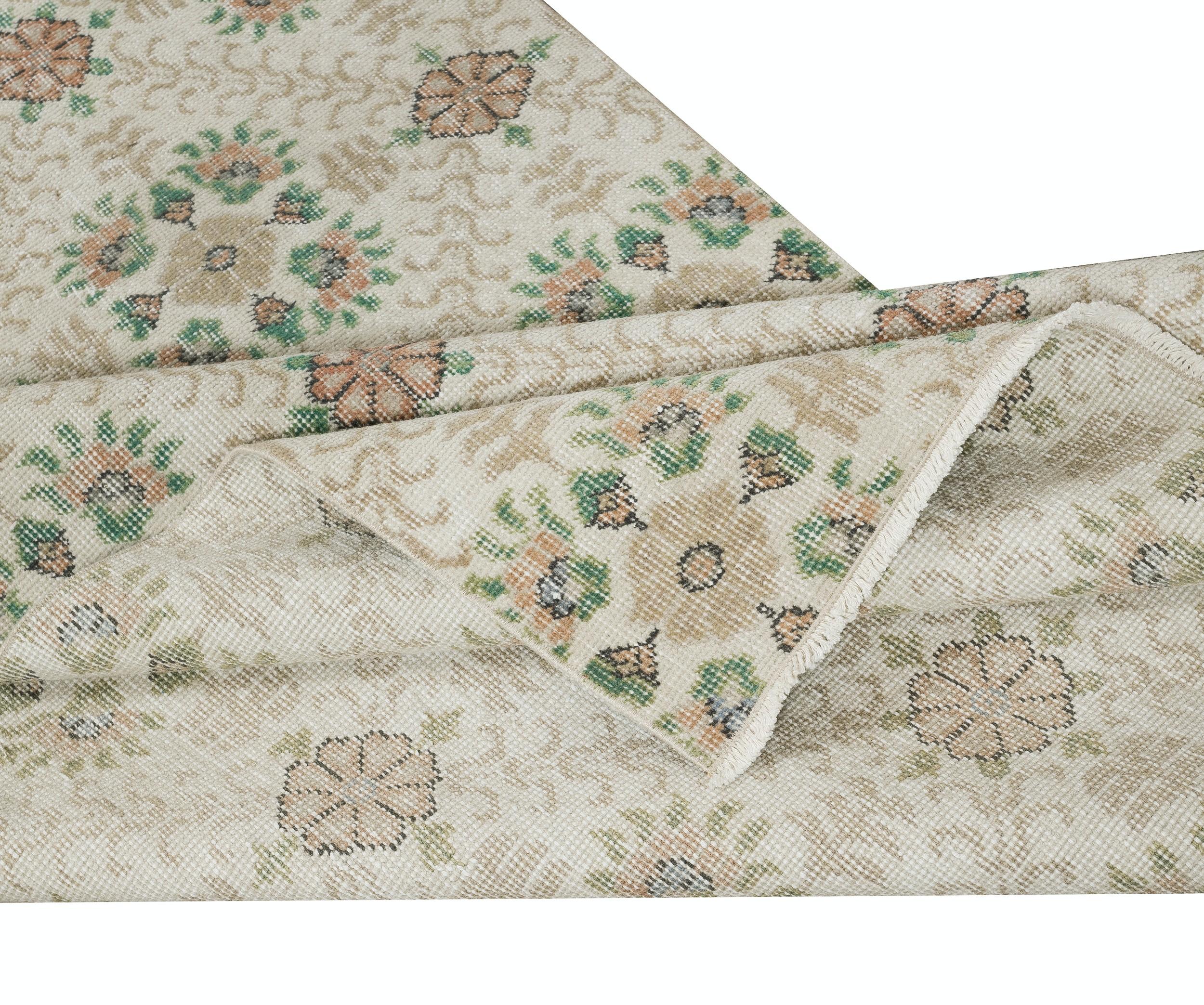 Country 3.8x6.7 Ft Un esemplare unico di tappeto d'accento turco vintage fatto a mano con design floreale in vendita